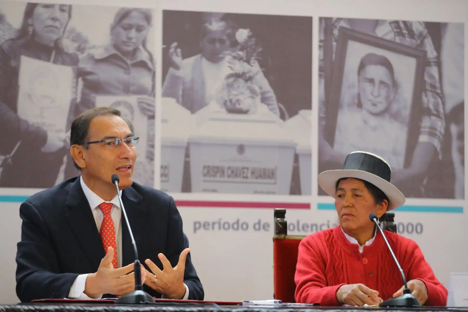 El presidente de la República, Martín Vizcarra, promulgó hoy el decreto legislativo que crea el Banco de Datos Genéticos, herramienta que permitirá la identificación de las personas desaparecidas en el periodo de violencia política registrada en el país entre 1980 y el año 2000. Foto: ANDINA/Prensa Presidencia