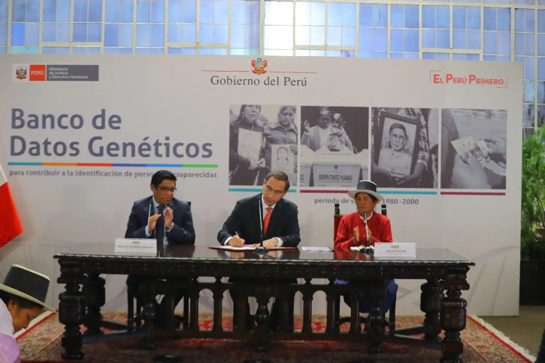 El presidente de la República, Martín Vizcarra, promulgó hoy el decreto legislativo que crea el Banco de Datos Genéticos, herramienta que permitirá la identificación de las personas desaparecidas en el periodo de violencia política registrada en el país entre 1980 y el año 2000. Foto: ANDINA/Prensa Presidencia