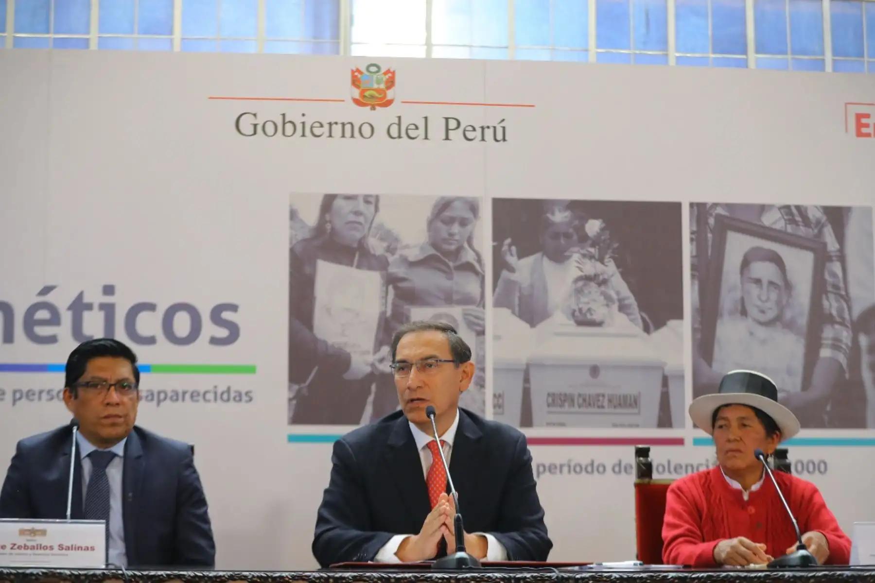 El presidente de la República, Martín Vizcarra, promulgó hoy el decreto legislativo que crea el Banco de Datos Genéticos, herramienta que permitirá la identificación de las personas desaparecidas en el periodo de violencia política registrada en el país entre 1980 y el año 2000. Foto: ANDINA/Prensa Presidencia