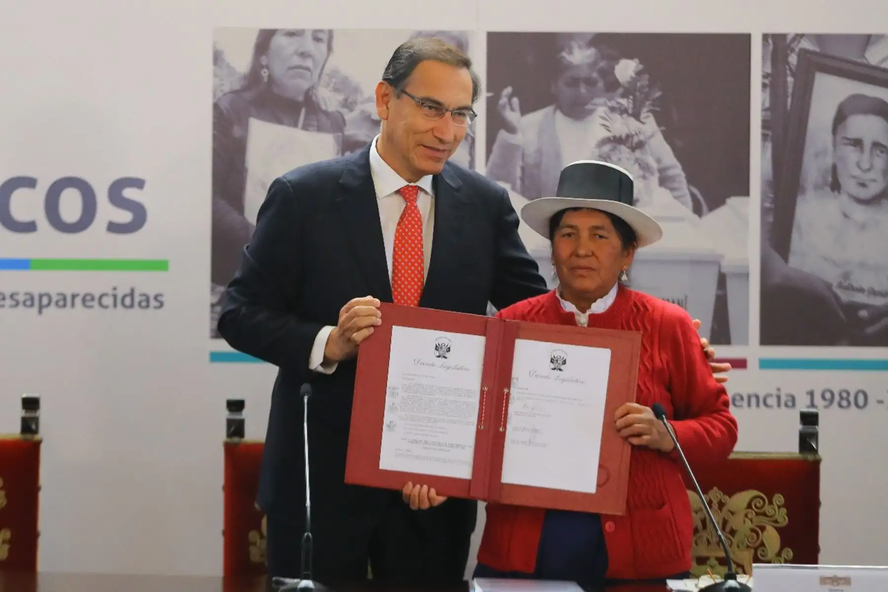 El presidente de la República, Martín Vizcarra, promulgó hoy el decreto legislativo que crea el Banco de Datos Genéticos, herramienta que permitirá la identificación de las personas desaparecidas en el periodo de violencia política registrada en el país entre 1980 y el año 2000. Foto: ANDINA/Prensa Presidencia