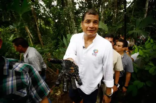 Foto de archivo del ex presidente Rafael Correa con su mano manchada de crudo en el pozo Aguarico 4  Foto: AFP