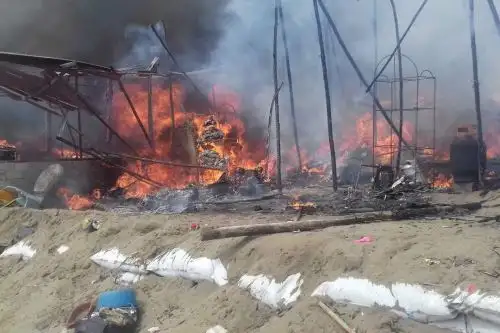 Un incendio de regulares proporciones redujo a cenizas 10 rústicas viviendas del pueblo joven ampliación Villa Madrid, en el distrito de Chimbote, provincia del Santa, región Áncash.