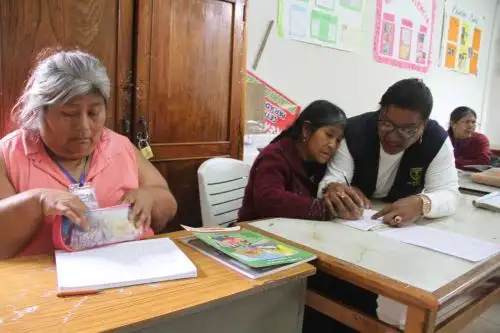 En el Día Mundial de la Alfabetización, el Instituto Nacional Penitenciario (INPE) reveló que el 2% de la población penal, es decir 1,451 internos, no sabe leer ni escribir, y están en la condición de analfabetos totales, situación que los profesionales penitenciarios buscan revertir mientras que permanecen en los recintos carcelarios.