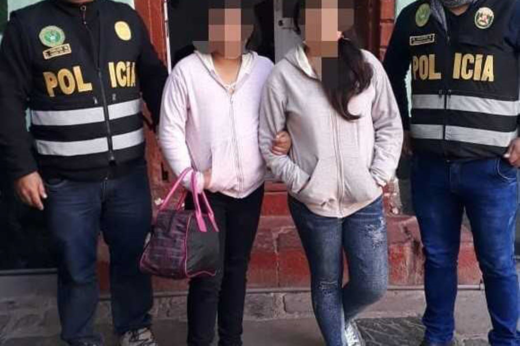 La jueza del Juzgado Mixto de Huarmey, Ana Vizcarra Huamán, dispuso que las menores de 10 y 14 años, que fueron abusadas por su madre y que fueron encontradas en la víspera por la Policía Nacional en la ciudad de Cusco, permanezcan de manera provisional en el hogar de menores “Buen Pastor” del Cusco.
