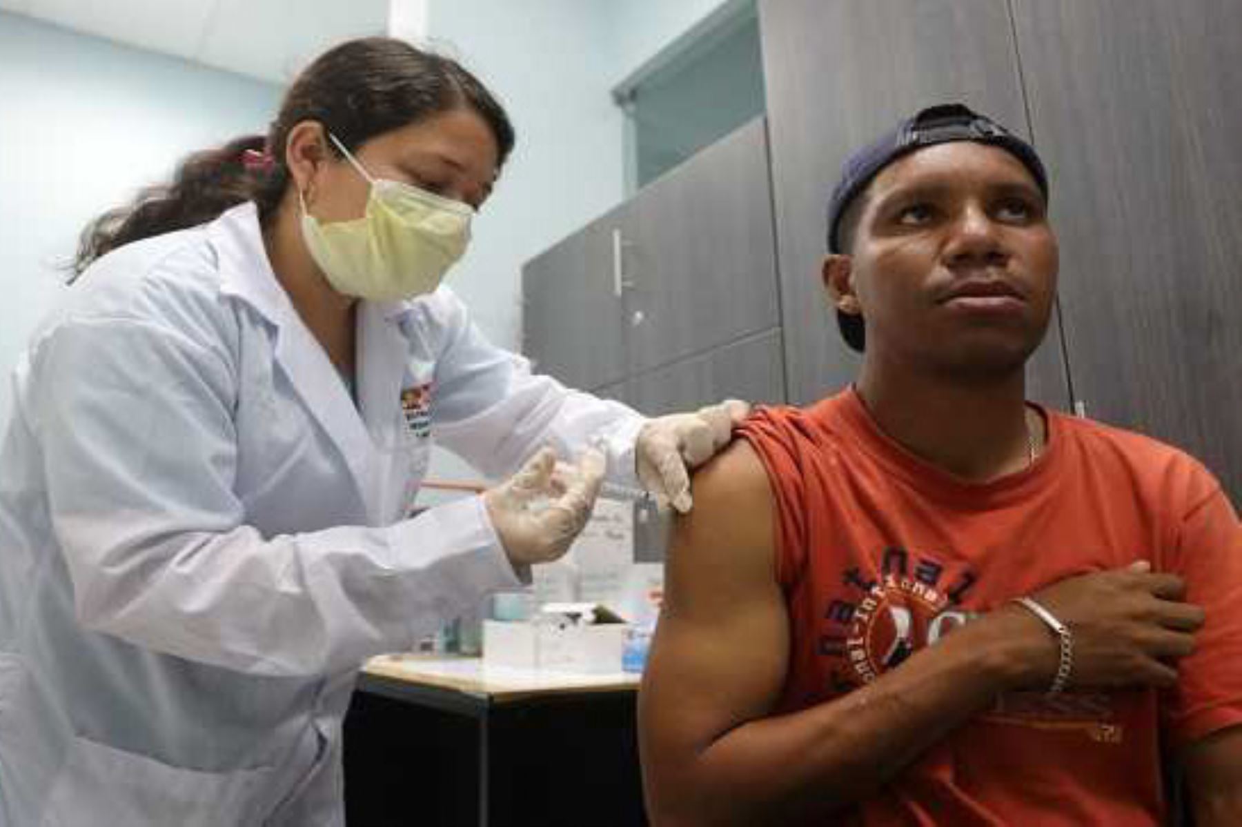 El Ministerio de Salud (Minsa) instaló 17 puestos de vacunación en las zonas de frontera con Ecuador, Colombia, Brasil, Bolivia y Chile para inmunizar a los extranjeros que ingresan al Perú, a fin de reducir los riesgos de contagio y propagación de enfermedades en nuestro territorio.