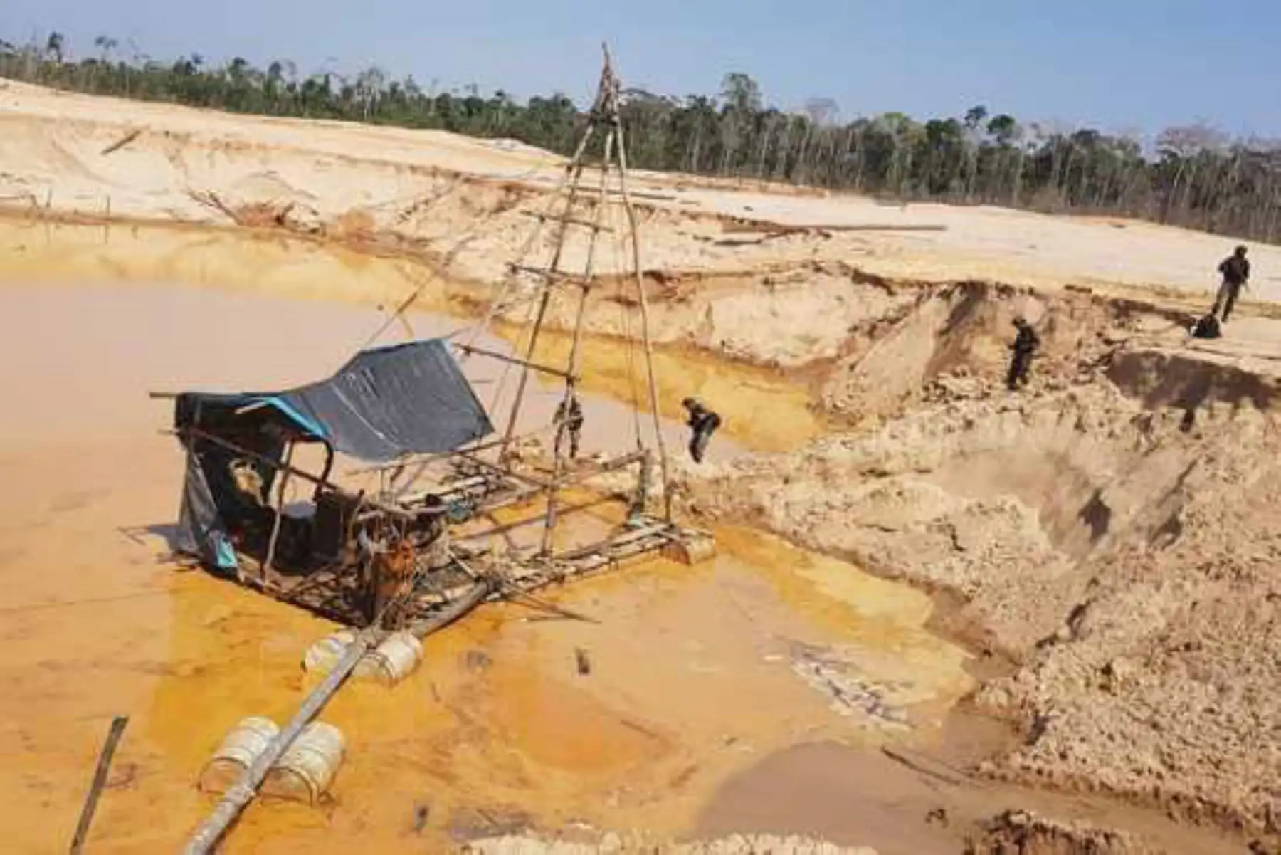En un operativo realizado en la región Madre de Dios, la Policía Nacional del Perú (PNP) destruyó e inutilizó diversos equipos empleados para la minería ilegal, cuyo valor asciende a  320,000 soles.