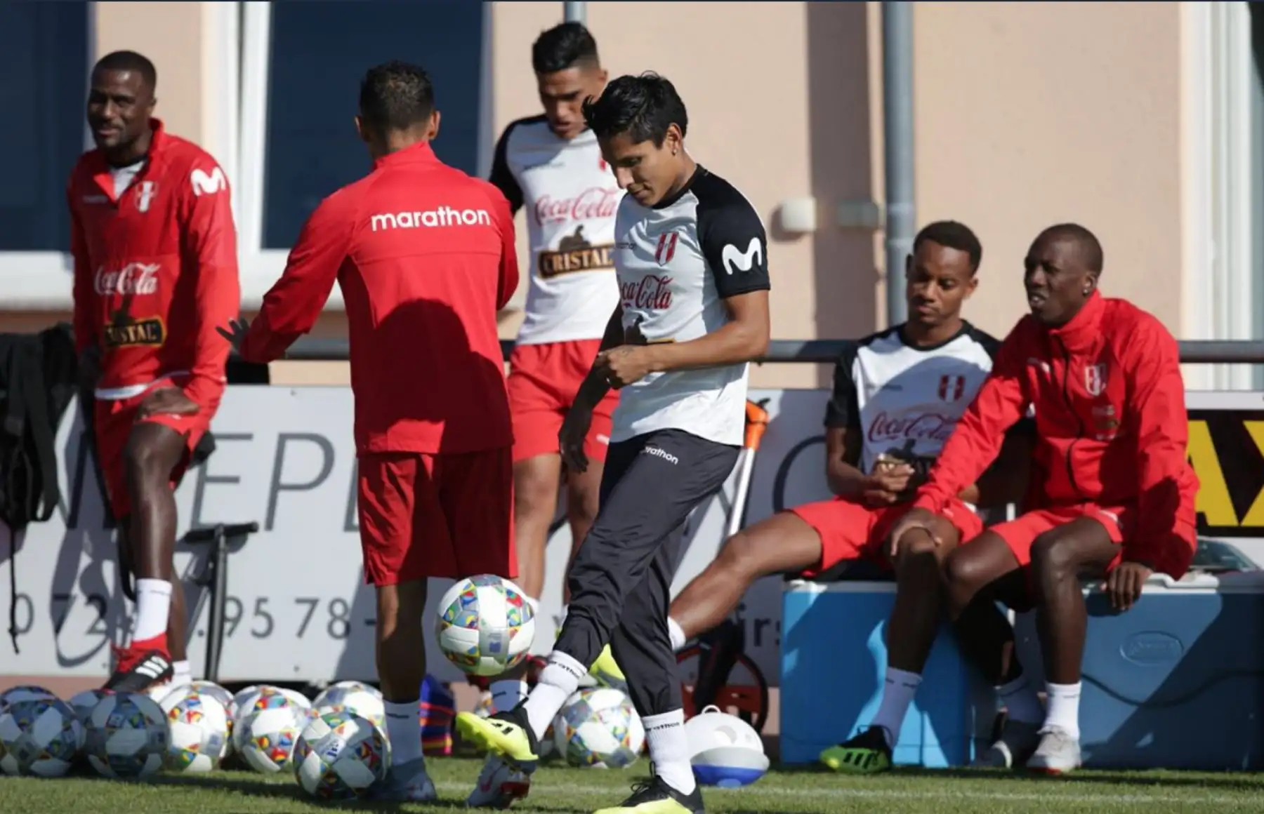 Raúl Ruidíaz durante el entrenamiento de la bicolor en el estadio Mingolsheim .Foto: ANDINA/FPF