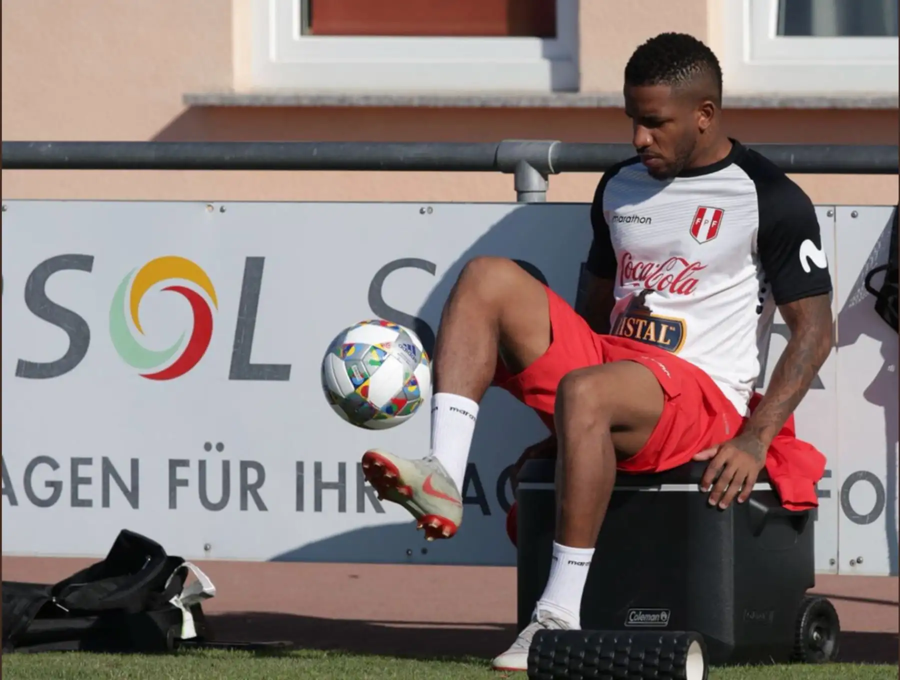 Jefferson Farfán durante el entrenamiento de la bicolor en el estadio Mingolsheim .Foto: ANDINA/FPF