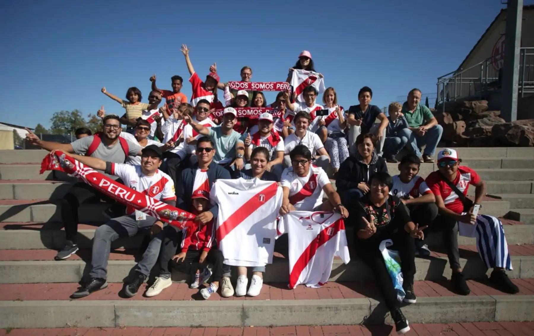 Hinchas peruanos residentes en Alemania alentaron a la bicolor durante su último entrenamiento en el estadio Mingolsheim.Foto: ANDINA/FPF