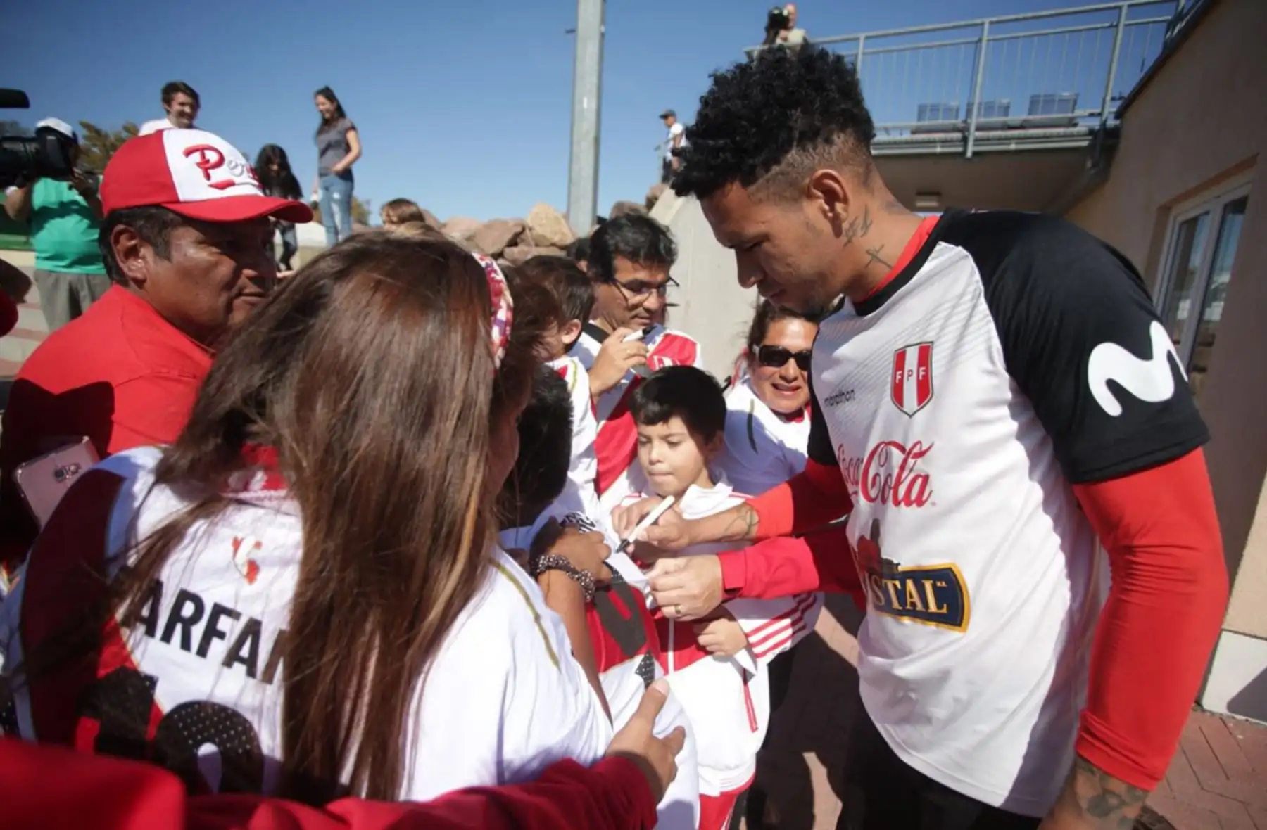 Pedro Gallese firma autógrafos a  hinchas peruanos  al término del entrenamiento en el estadio Mingolsheim.Foto: ANDINA/FPF