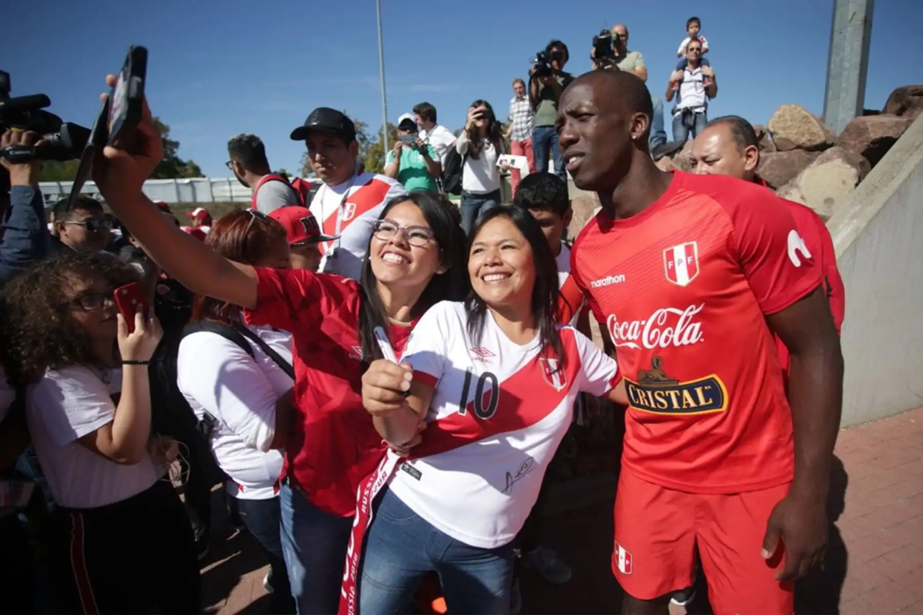 Selfie de Luis Advincula con Hinchas peruanos  al término del entrenamiento en el estadio Mingolsheim.Foto: ANDINA/FPF