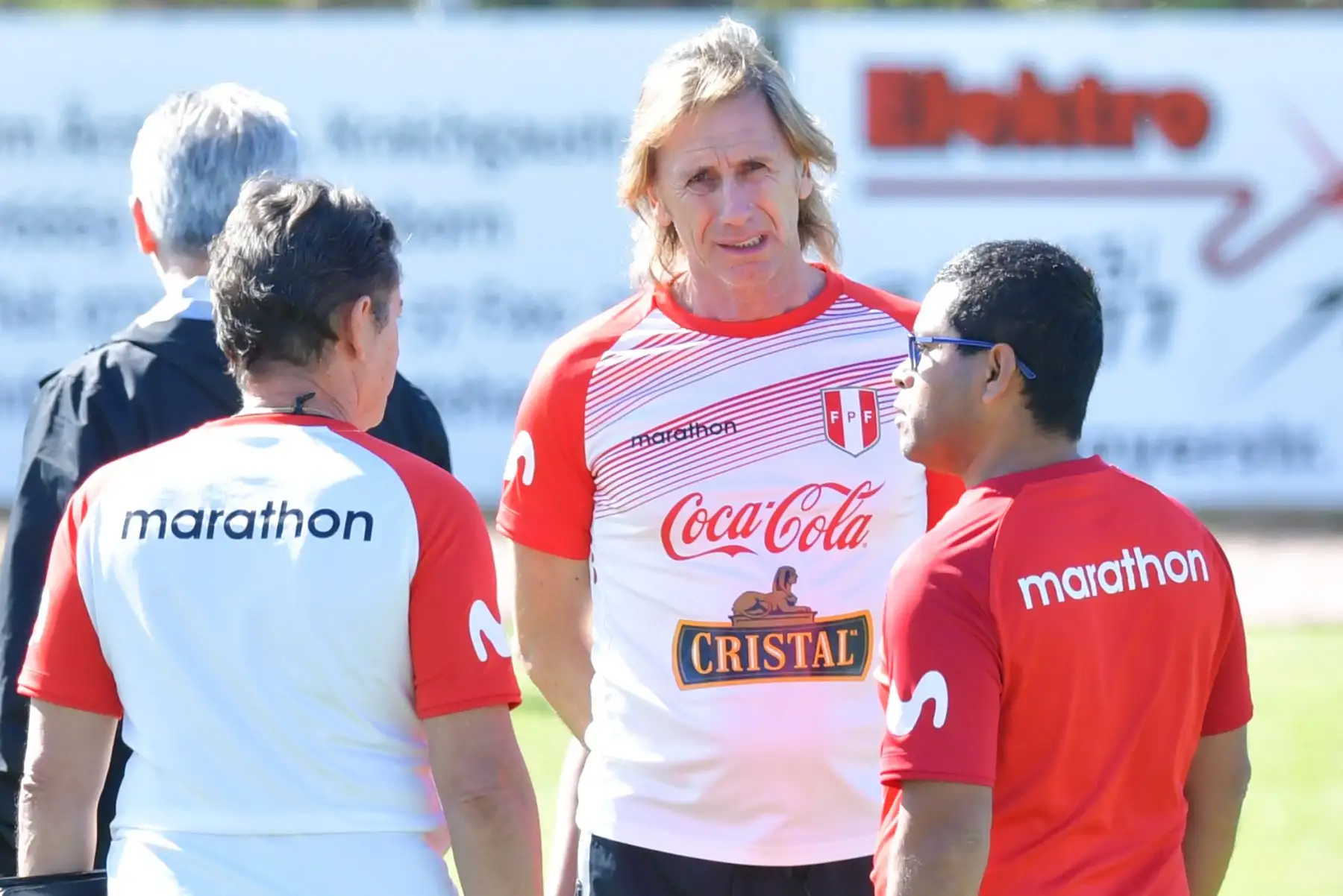 Ricardo Gareca, entrenador del equipo nacional de fútbol de Perú, habla con los miembros del equipo durante una sesión de entrenamiento en Bad Schoenborn, en el sur de Alemania.Foto:AFP
