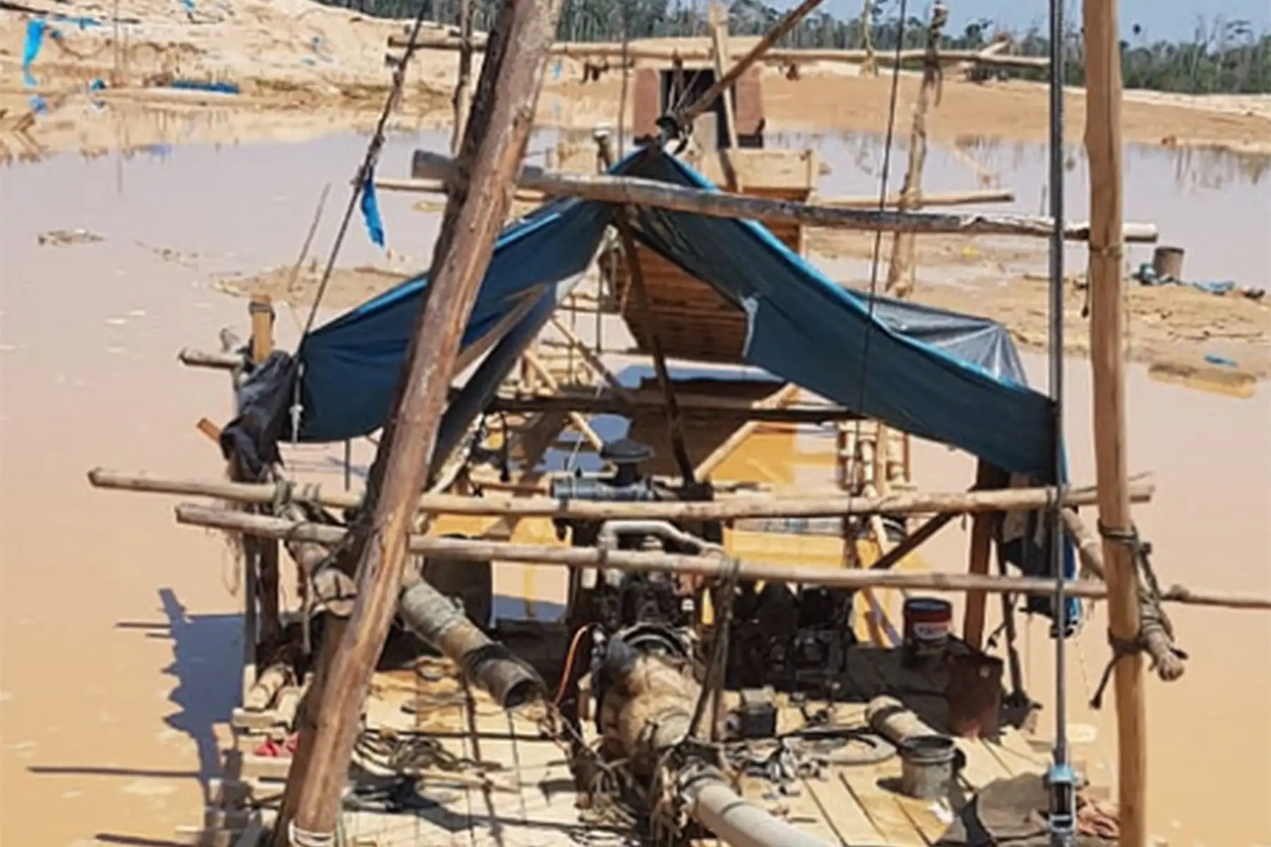 En operativo realizado en la región Madre de Dios, la Policía Nacional del Perú destruyó e inutilizó diversos equipos empleados para la minería ilegal, cuyo valor asciende a 320,000 soles.Foto: ANDINA/Mininter