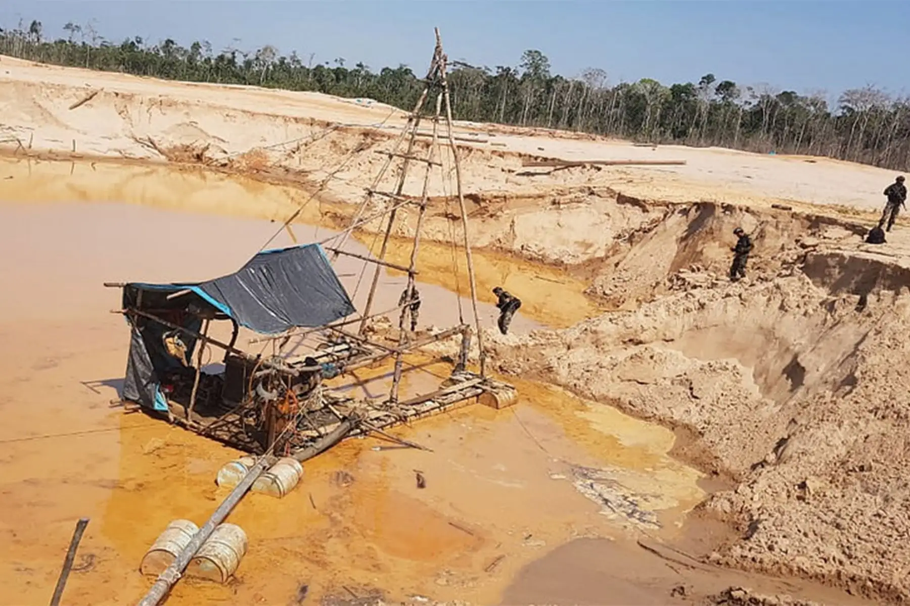 En operativo realizado en la región Madre de Dios, la Policía Nacional del Perú destruyó e inutilizó diversos equipos empleados para la minería ilegal, cuyo valor asciende a 320,000 soles.Foto: ANDINA/Mininter