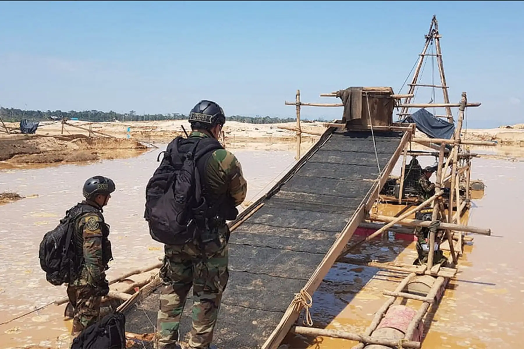 En operativo realizado en la región Madre de Dios, la Policía Nacional del Perú destruyó e inutilizó diversos equipos empleados para la minería ilegal, cuyo valor asciende a 320,000 soles.Foto: ANDINA/Mininter