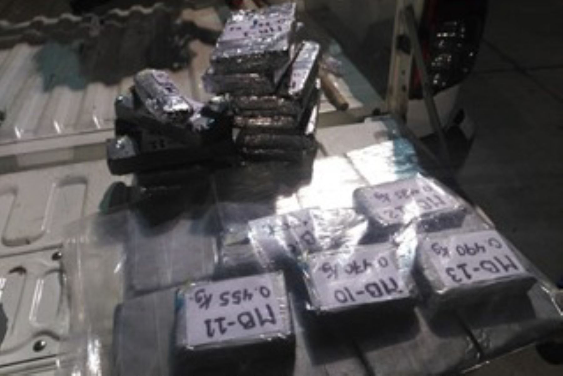Efectivos policiales contabilizaron 53 paquetes tipo ladrillo, que pesaban 39 kilos con 645 gramos de droga.