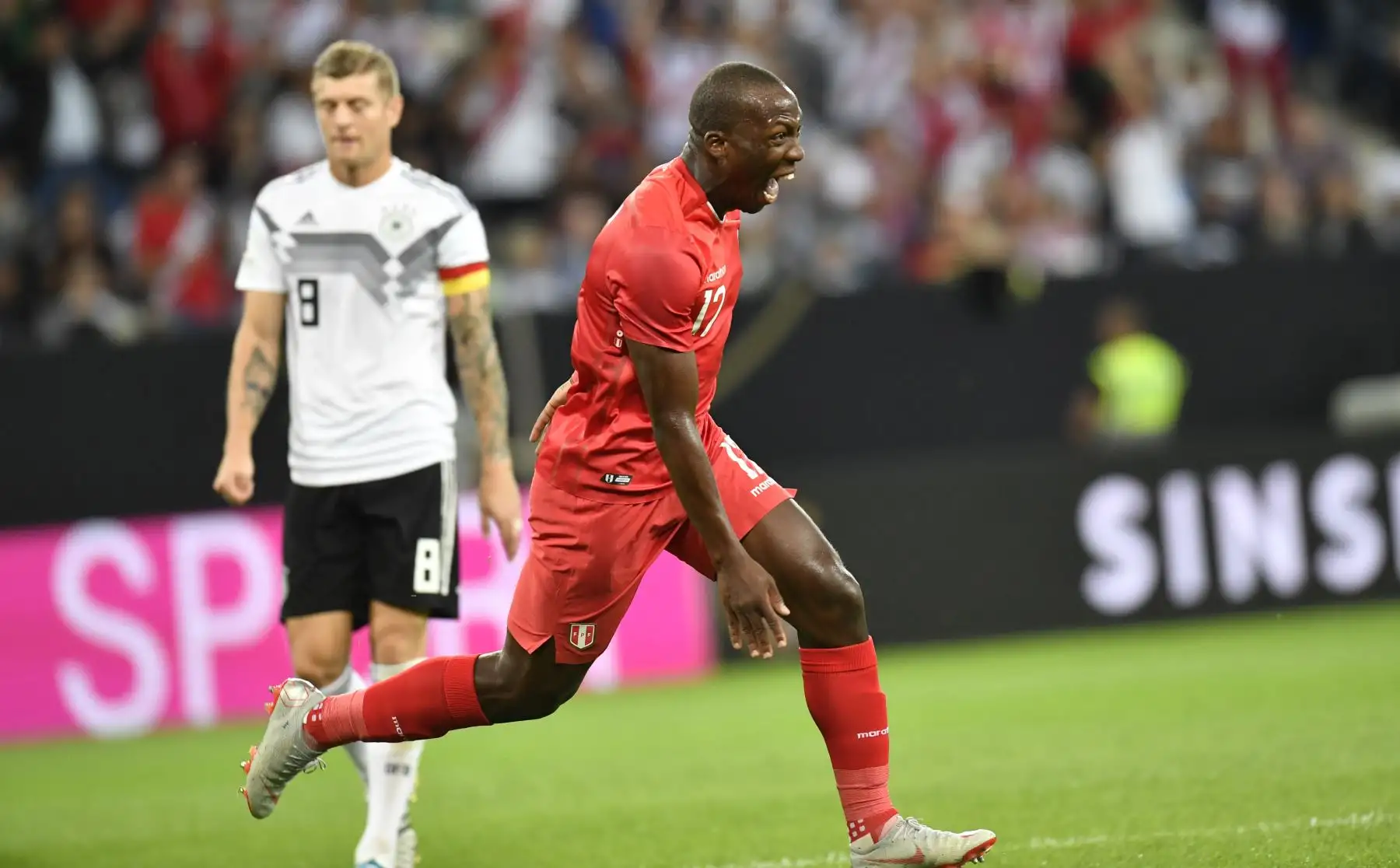 El defensor peruano Luis Advincula celebra el 1-0 durante el partido amistoso internacional de fútbol Alemania vs Perú en Alemania. Foto: AFP