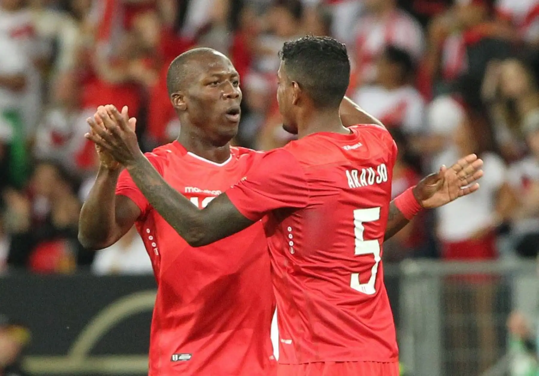 El defensor peruano Luis Advincula celebra el 1-0 durante el partido amistoso internacional de fútbol Alemania vs Perú en Alemania. Foto: AFP