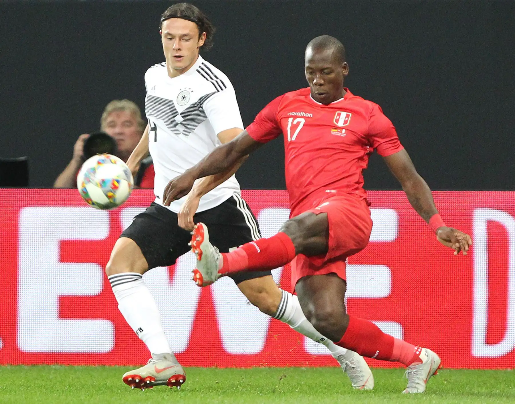 El defensor peruano Luis Advincula celebra el 1-0 durante el partido amistoso internacional de fútbol Alemania vs Perú en Alemania. Foto: AFP