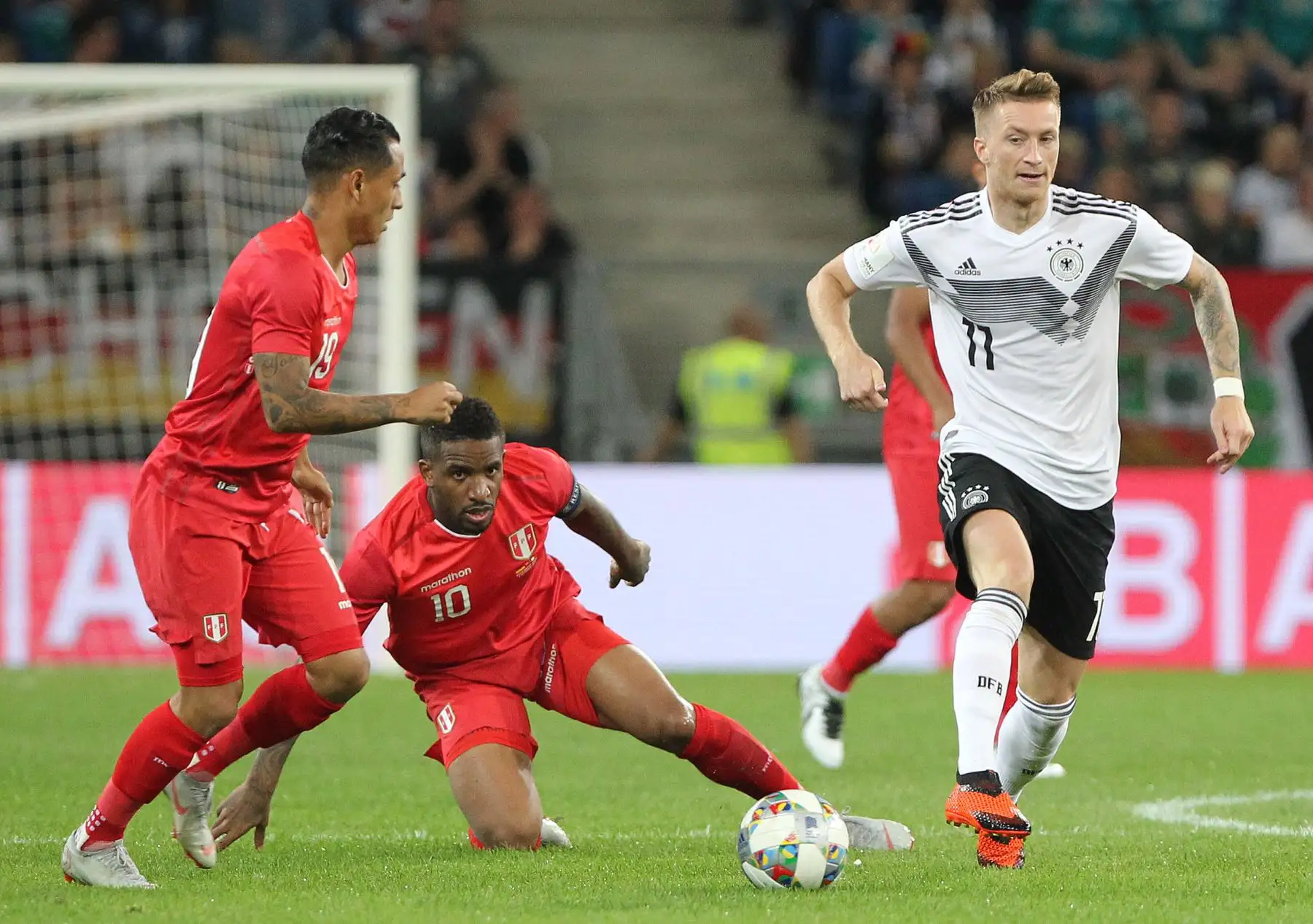 El delantero alemán Marco Reus  y el peruano Jefferson Augustin Farfan compiten por el balón durante el partido internacional de fútbol amistoso Alemania-Perú . Foto: AFP