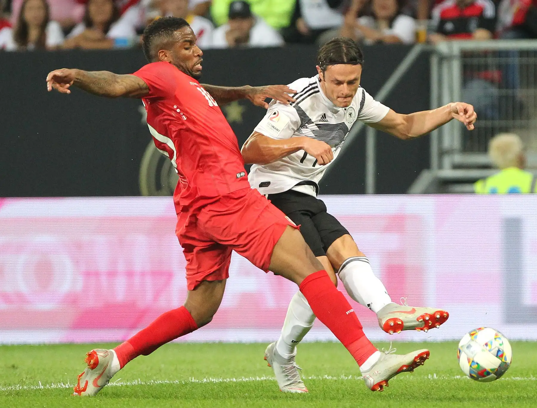El alemán Nico Schulz y el delantero peruano Jefferson Farfan compiten por la pelota durante el partido amistoso de fútbol internacional Alemania contra Perú .Foto:AFP
