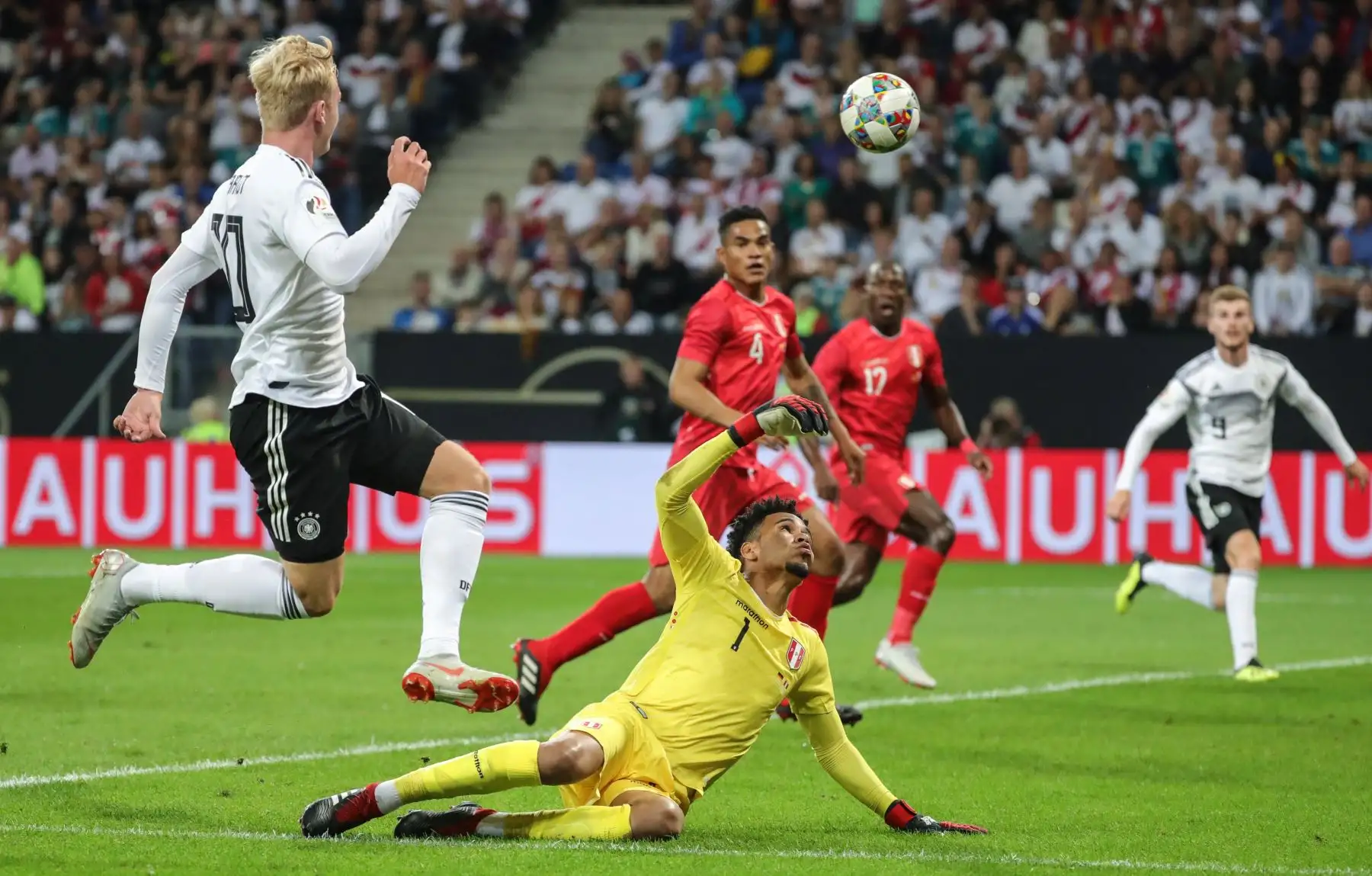 El portero peruano Pedro Gallese concede un gol del alemán Julian Brandt, durante el partido amistoso internacional entre Alemania y Perú en Sinsheim, Alemania. Foto.EFE