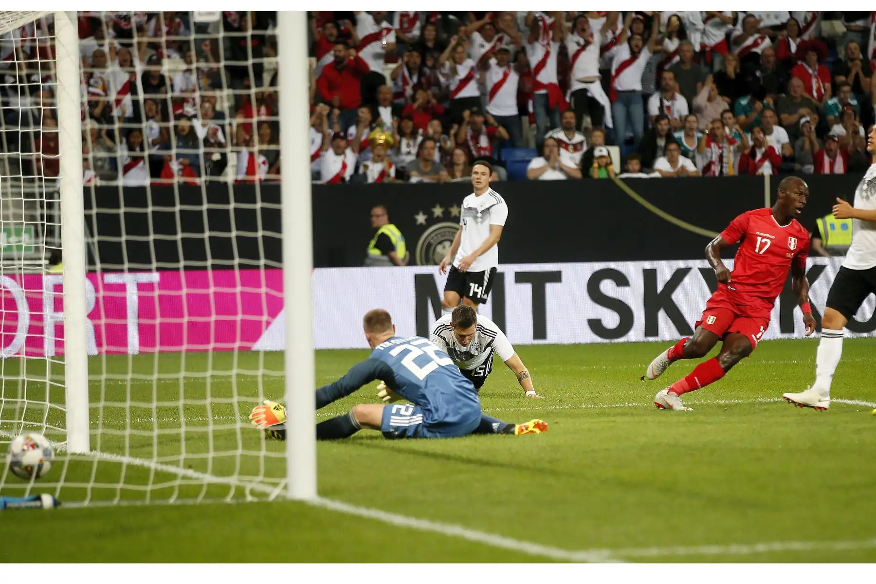 Luis Advincula  anota el gol de apertura durante el partido de fútbol amistoso internacional entre Alemania y Perú.Foto:EFE