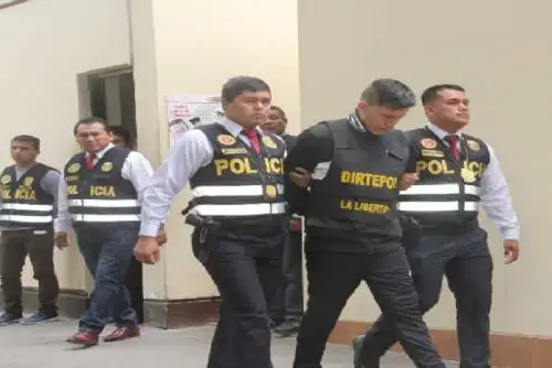 Alexander Manuel Pérez Gutiérrez, de 23 años de edad, alias “Gringasho”, quien alguna vez fue denominado como el sicario más joven del país, se preparaba para cometer acciones delictivas en la ciudad de Trujillo, como robo agravado y sicariato, cuando fue detenido por agentes de la Policía de Investigación Criminal Este de dicha ciudad liberteña. Foto:  Luis Puell Zavala.