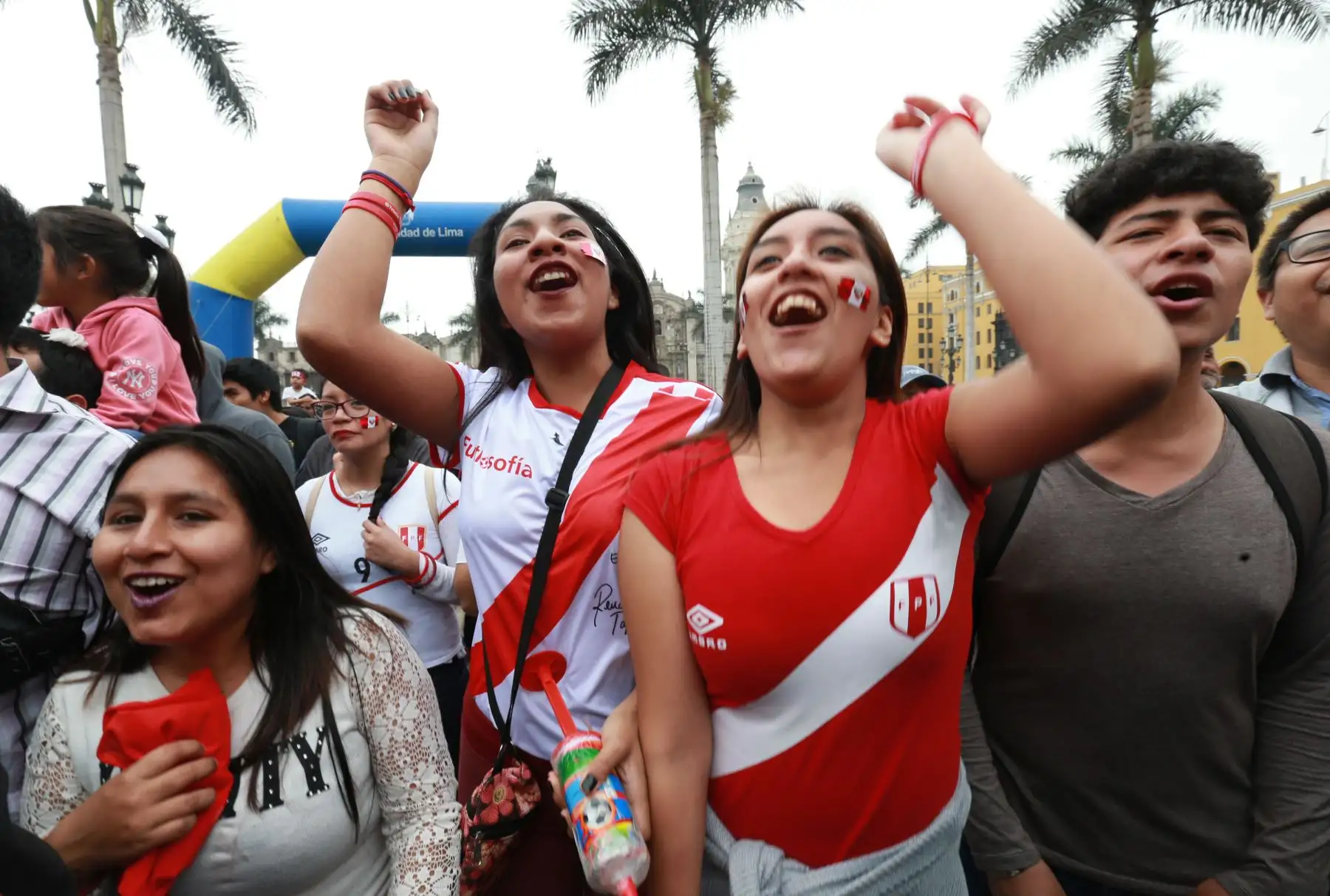 Hinchas observan el partido de fútbol amistoso internacional entre Alemania y Perú, en pantalla gigante en la plaza de armas de Lima.Foto:ANDINA/Norman Còrdova