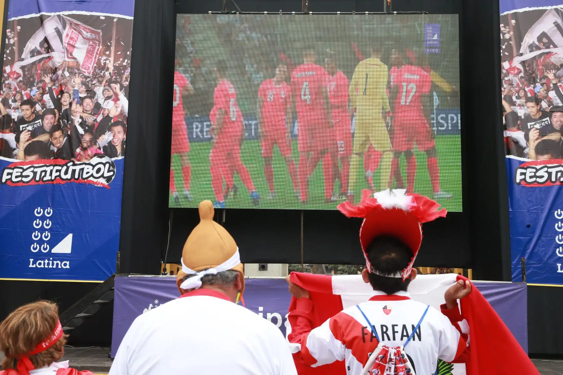 Hinchas observan el partido de fútbol amistoso internacional entre Alemania y Perú, en pantalla gigante en la plaza de armas de Lima.Foto:ANDINA/Norman Còrdova