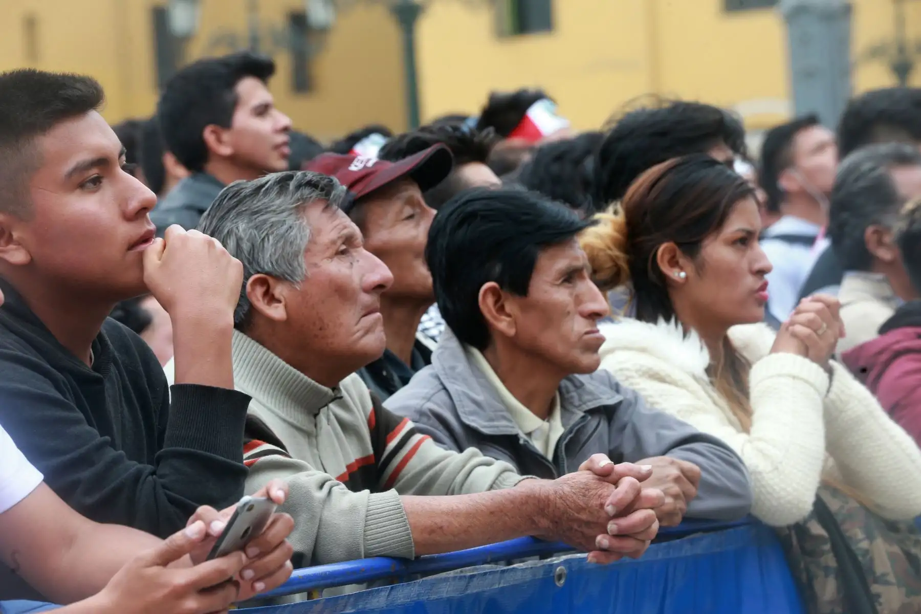 Hinchas observan el partido de fútbol amistoso internacional entre Alemania y Perú, en pantalla gigante en la plaza de armas de Lima.Foto:ANDINA/Norman Còrdova