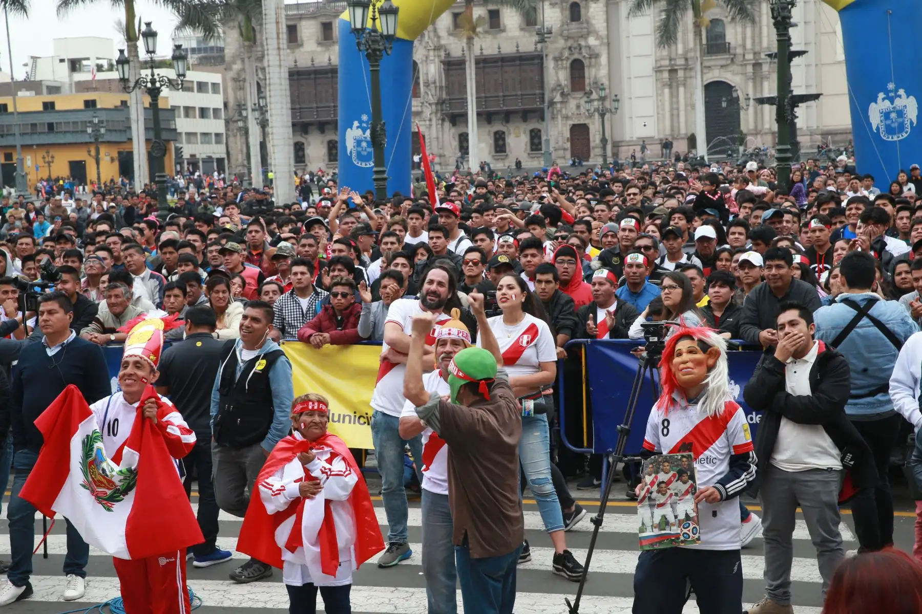 Hinchas observan el partido de fútbol amistoso internacional entre Alemania y Perú, en pantalla gigante en la plaza de armas de Lima.Foto:ANDINA/Norman Còrdova