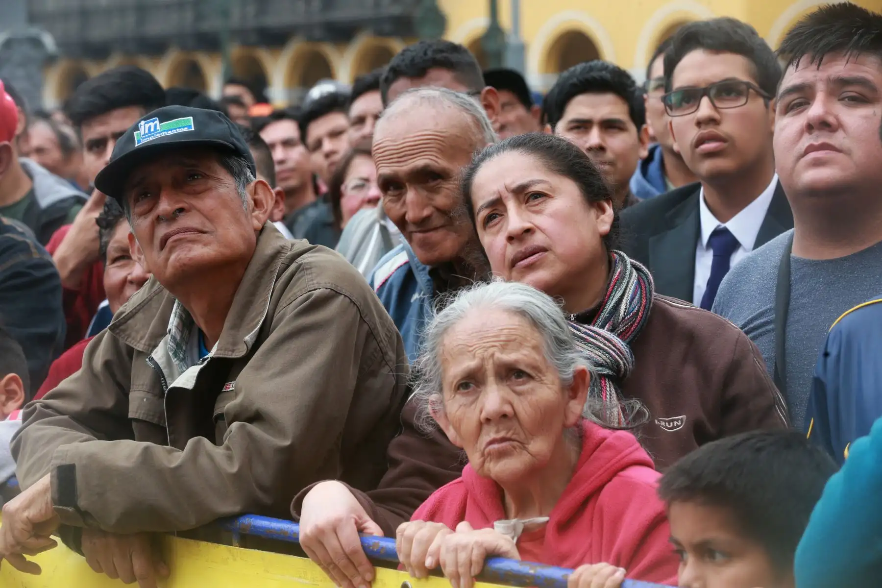 Hinchas observan el partido de fútbol amistoso internacional entre Alemania y Perú, en pantalla gigante en la plaza de armas de Lima.Foto:ANDINA/Norman Còrdova