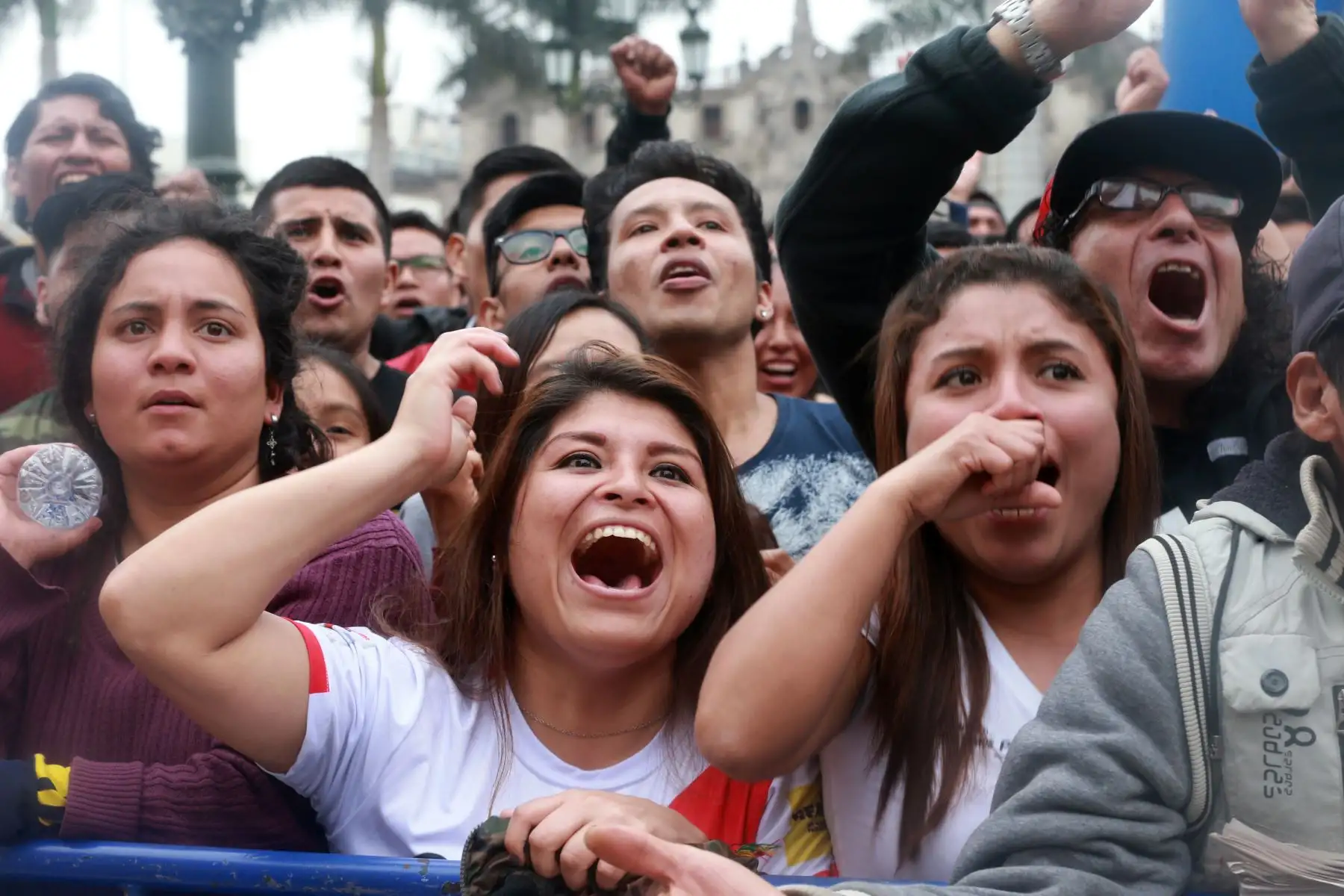 Hinchas observan el partido de fútbol amistoso internacional entre Alemania y Perú, en pantalla gigante en la plaza de armas de Lima.Foto:ANDINA/Norman Còrdova