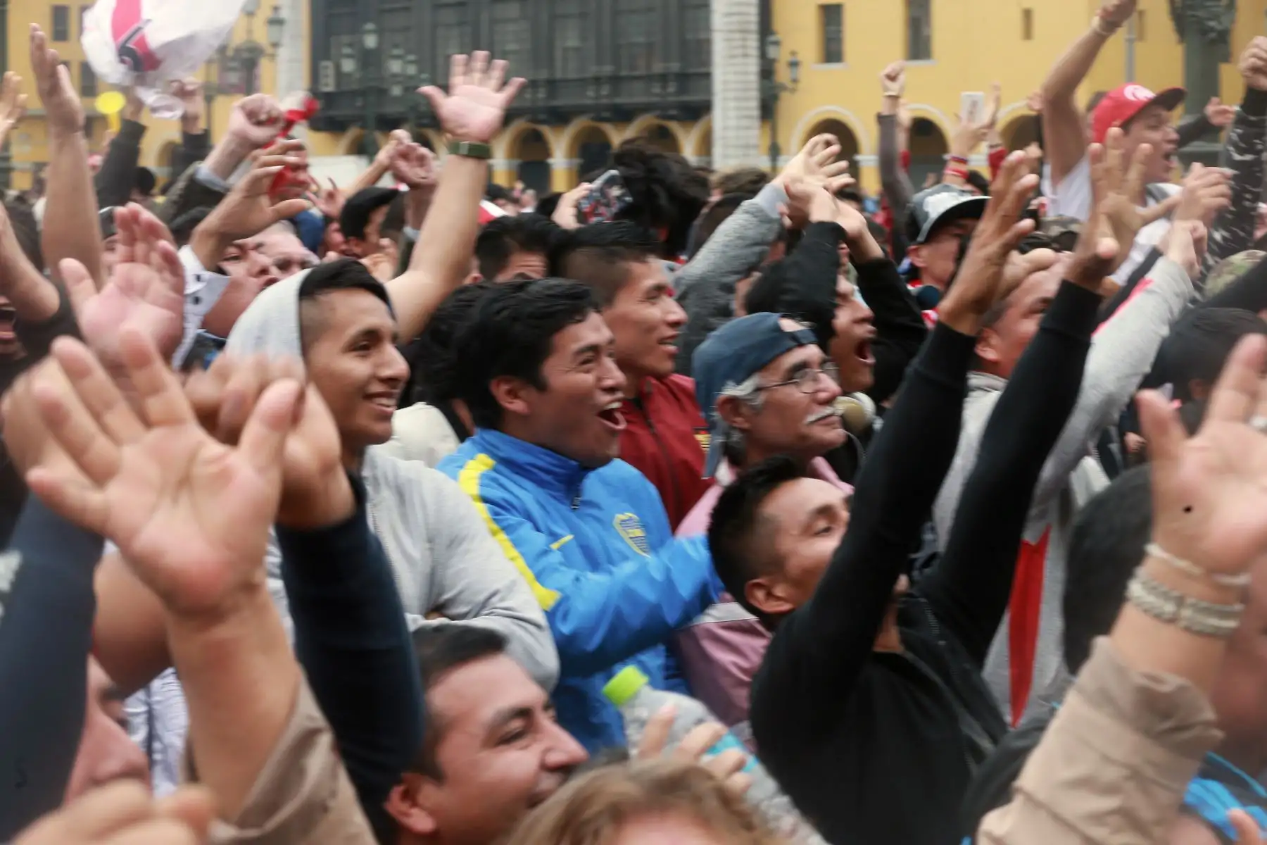 Hinchas observan el partido de fútbol amistoso internacional entre Alemania y Perú, en pantalla gigante en la plaza de armas de Lima.Foto:ANDINA/Norman Còrdova
