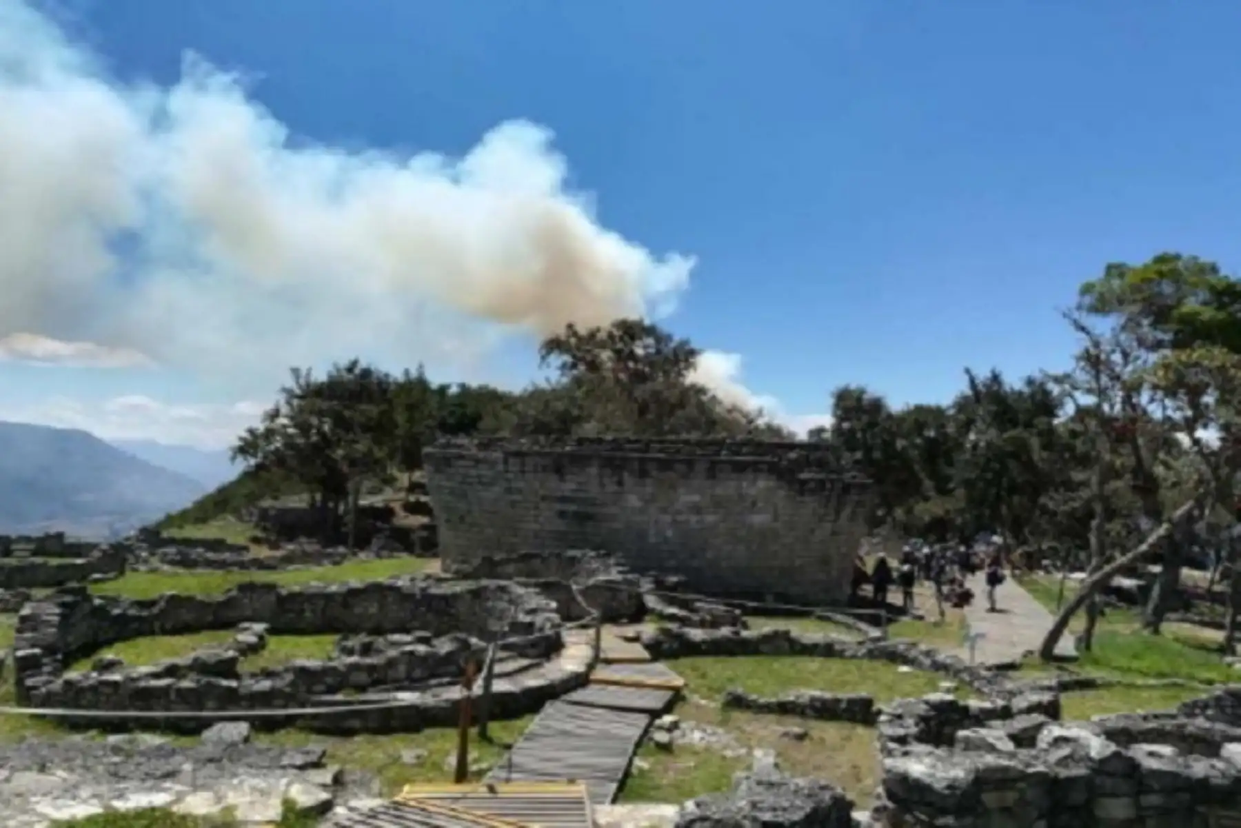 Amazonas: Ejército trata de extinguir incendio cerca a zona arqueológica de Kuélap