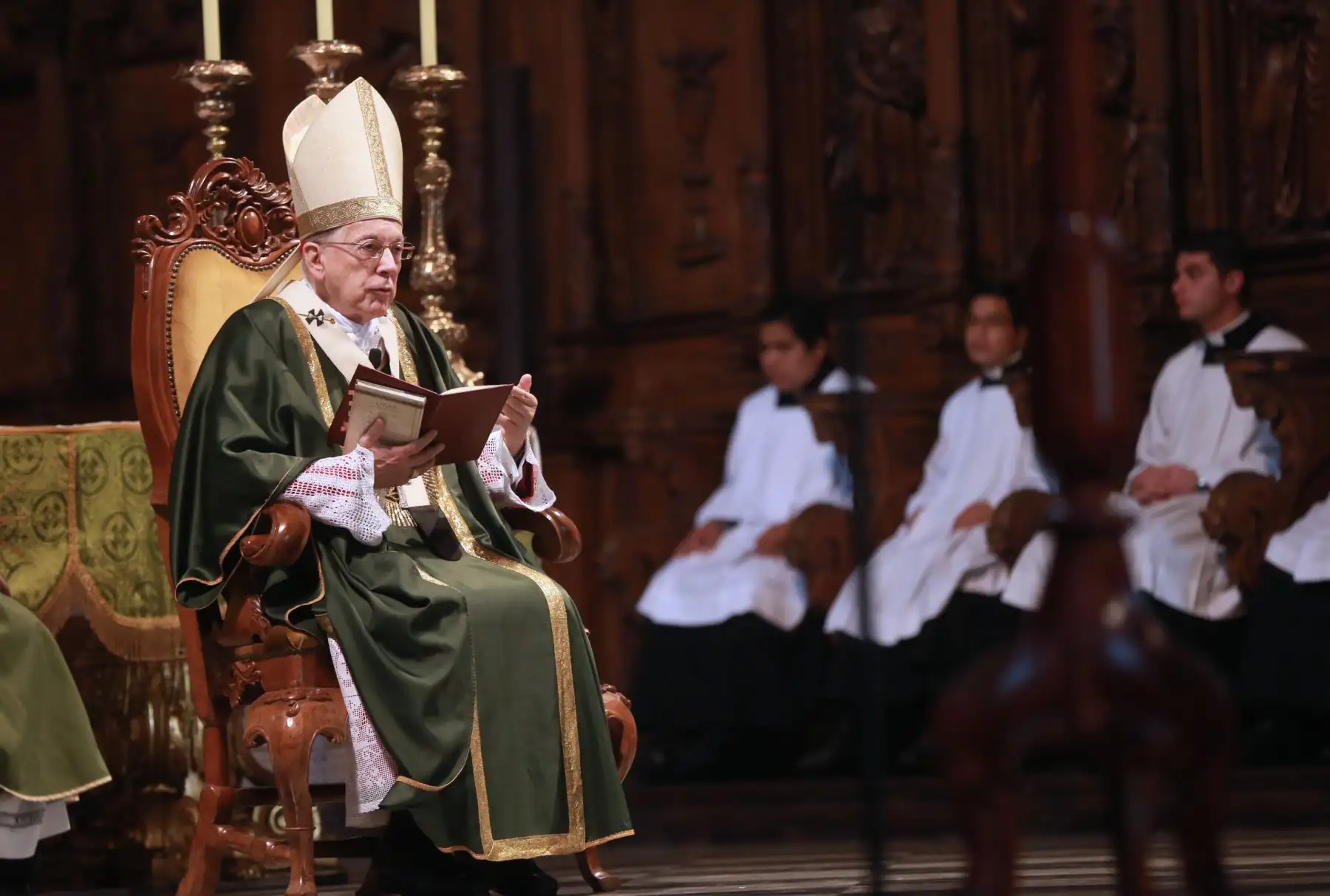 Cardenal Juan Luis Cipriani oficio la misa en la catedral 
 por  el Señor de los Milagros, en réplica por la plaza de armas. Foto: ANDINA/Norman Córdova
