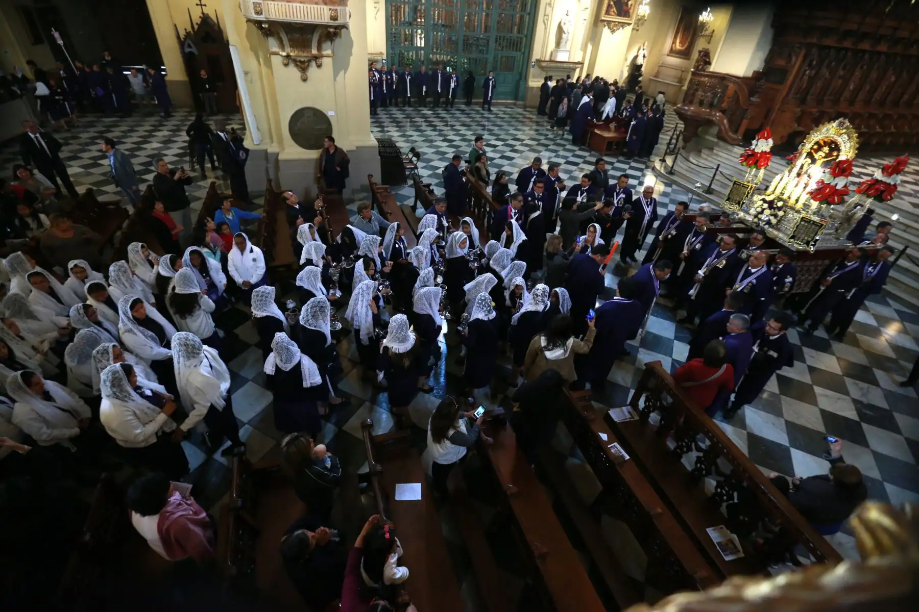 Misa en la catedral 
 por  el Señor de los Milagros, en réplica por la plaza de armas. Foto: ANDINA/Norman Córdova