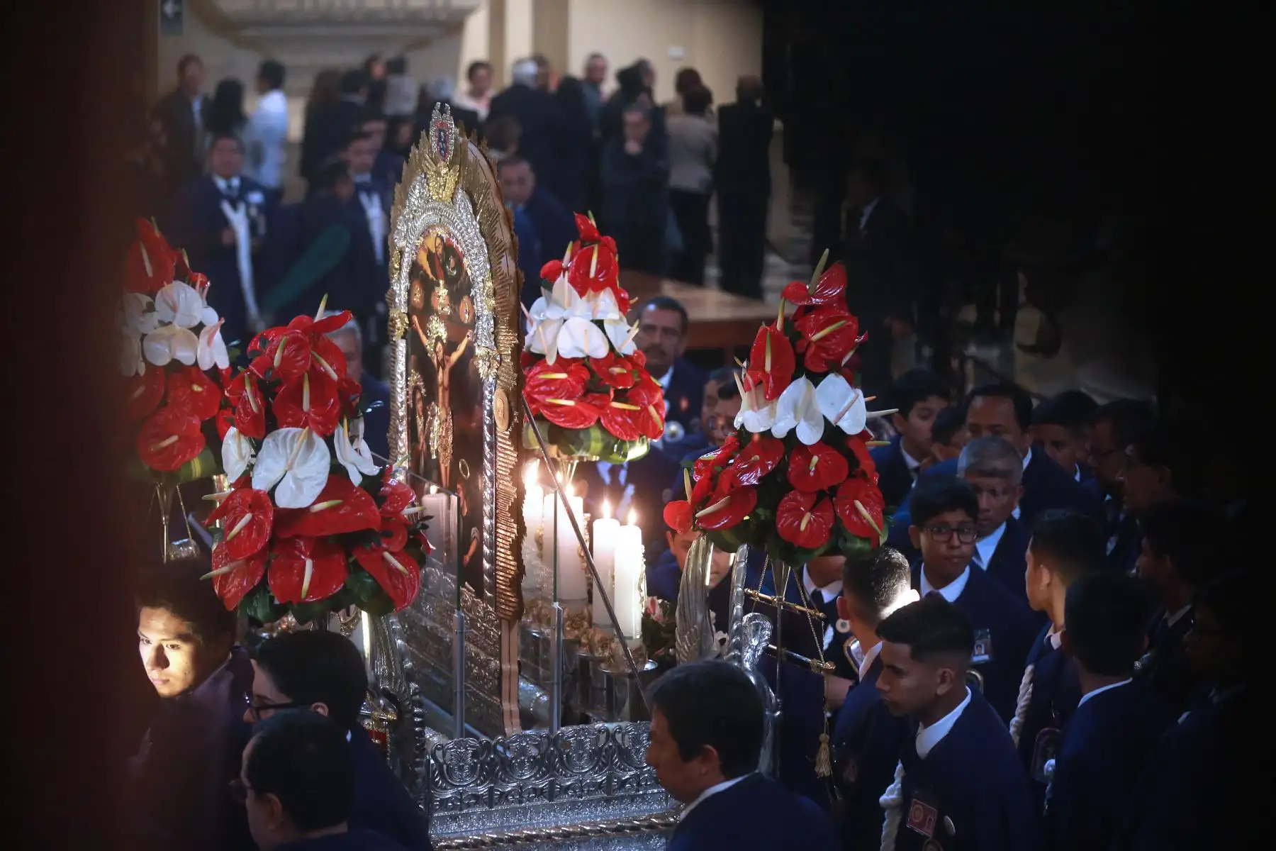 Misa en la catedral 
 por  el Señor de los Milagros, en réplica por la plaza de armas. Foto: ANDINA/Norman Córdova