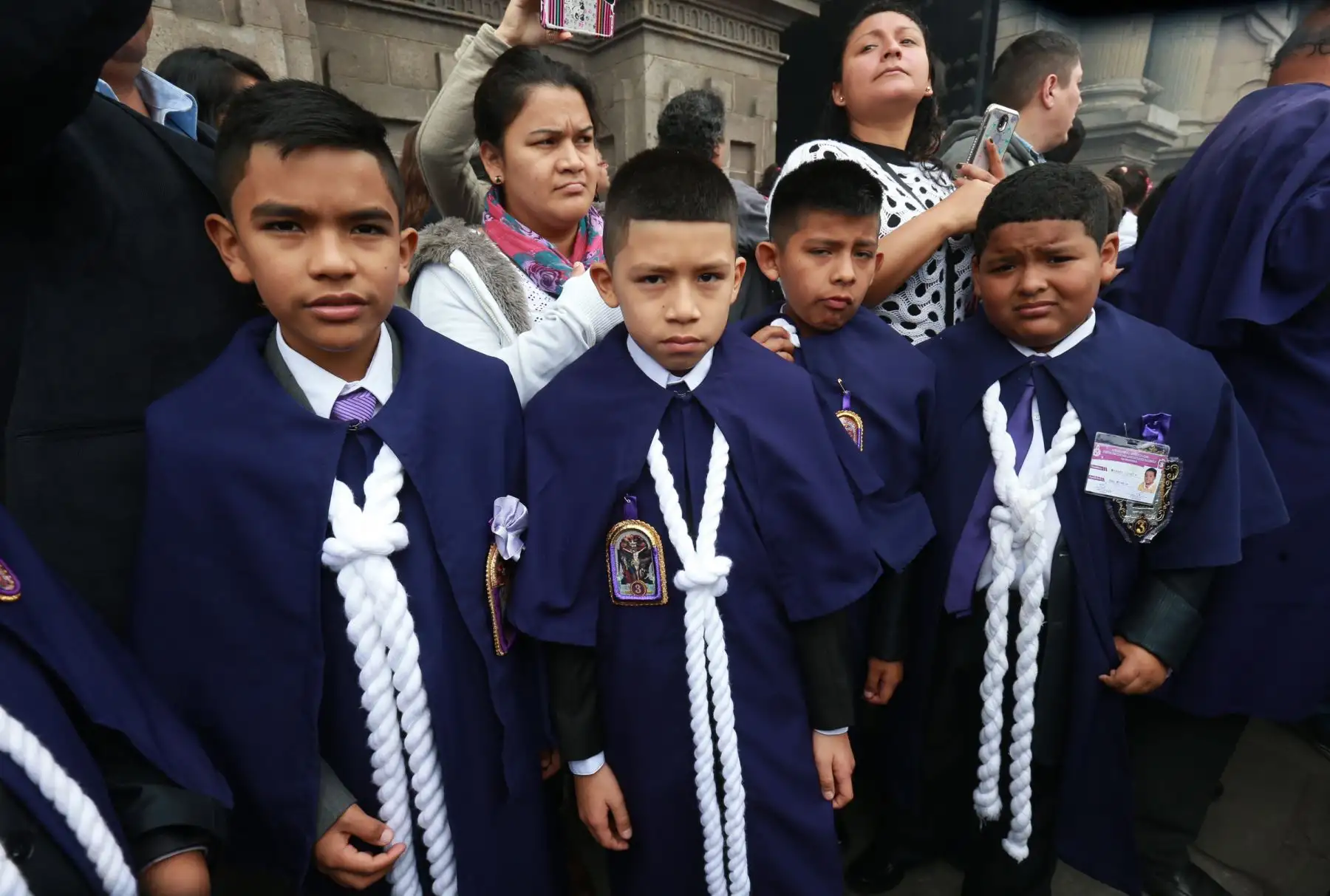 Niños  devotos con habitos acompañan  la procesión del Señor de los Milagros, en réplica por la plaza de armas. Foto: ANDINA/Norman Córdova