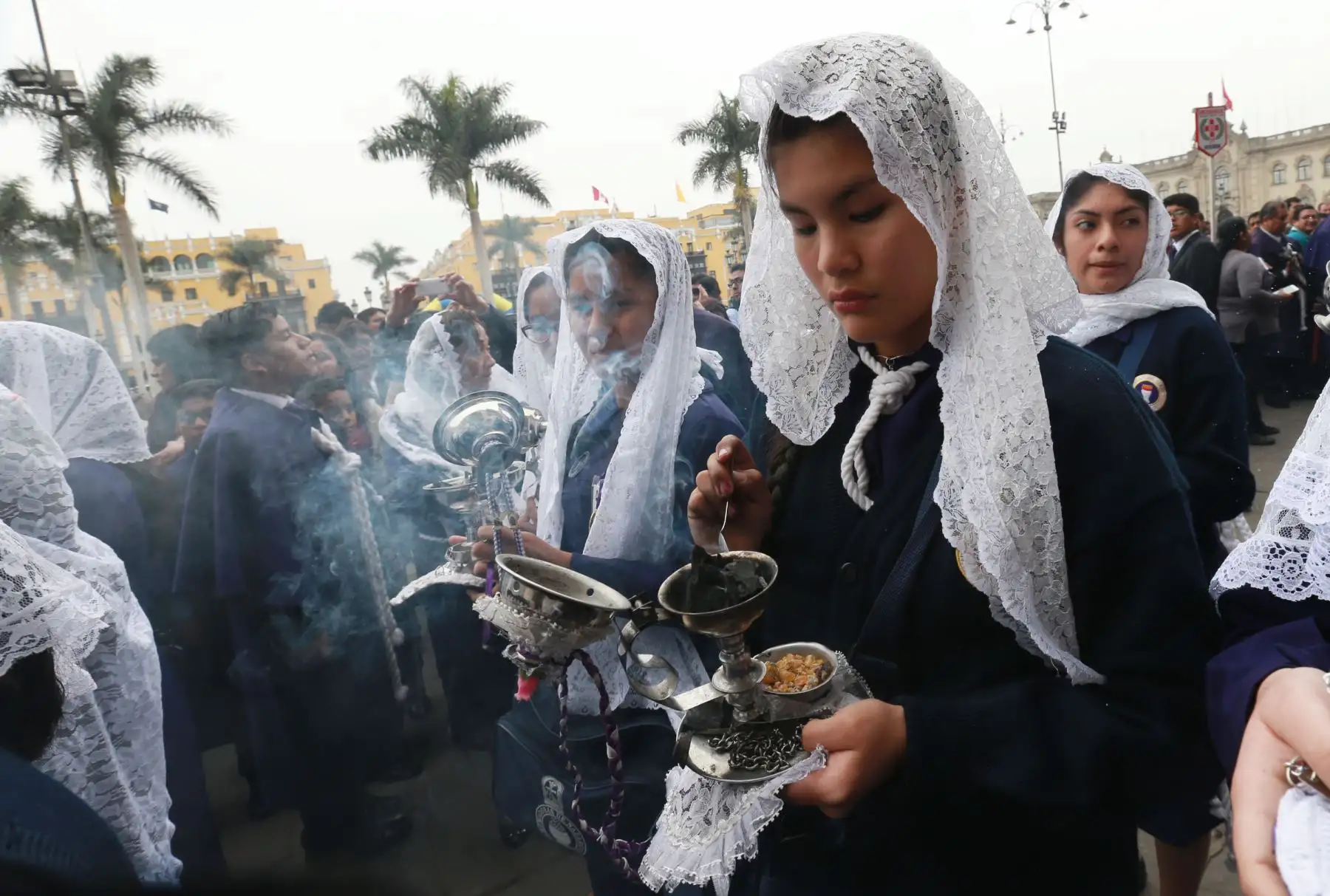Sahumadoras  durante  la procesión del Señor de los Milagros, en réplica por la plaza de armas. Foto: ANDINA/Norman Córdova