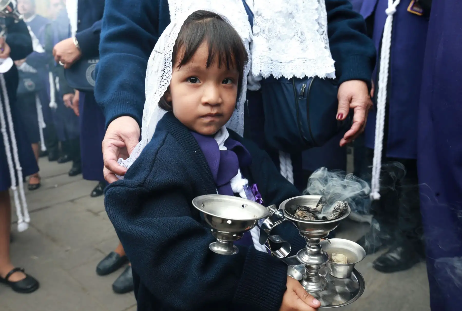 Niña devota acompaña  la procesión del Señor de los Milagros, en réplica por la plaza de armas. Foto: ANDINA/Norman Córdova