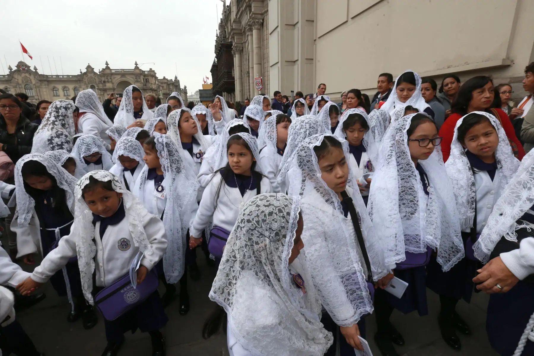 Niñas  cantoras acompañan  la procesión del Señor de los Milagros, en réplica por la plaza de armas. Foto: ANDINA/Norman Córdova