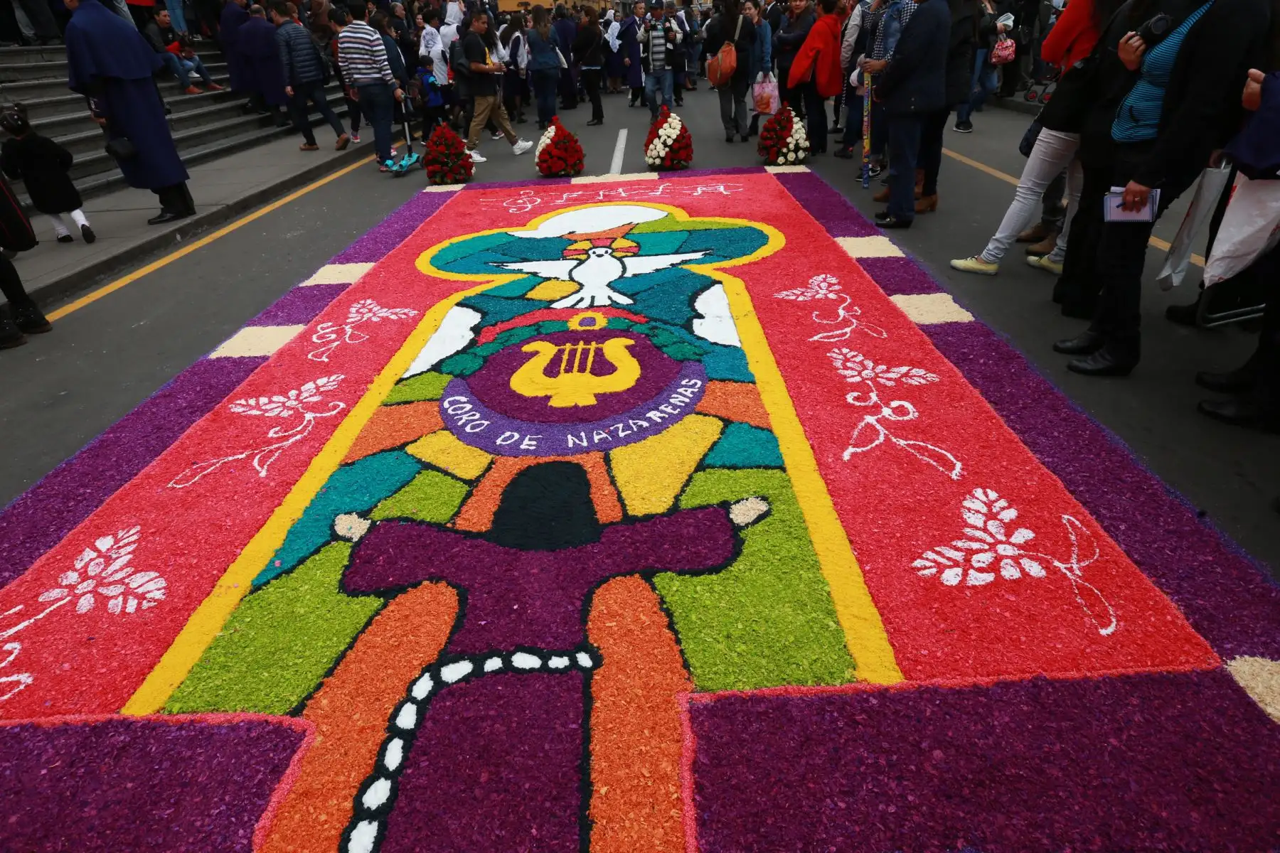 Coloridas alfombras de flores en la procesión del Señor de los Milagros, en réplica por la plaza de armas. Foto: ANDINA/Norman Córdova