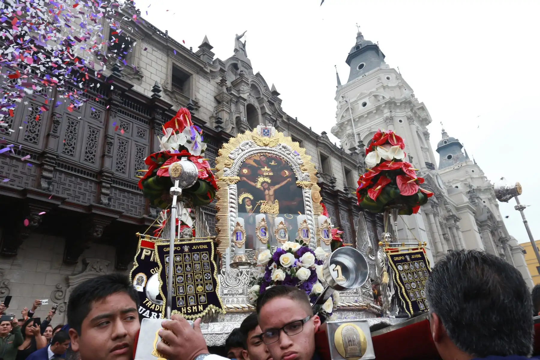 Niños acompañan  la procesión del Señor de los Milagros, en réplica por la plaza de armas. Foto: ANDINA/Norman Córdova