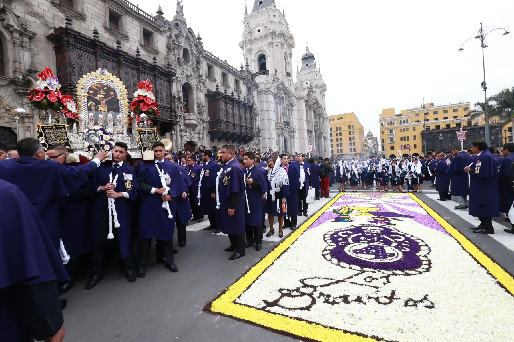 Niños acompañan  la procesión del Señor de los Milagros, en réplica por la plaza de armas. Foto: ANDINA/Norman Córdova