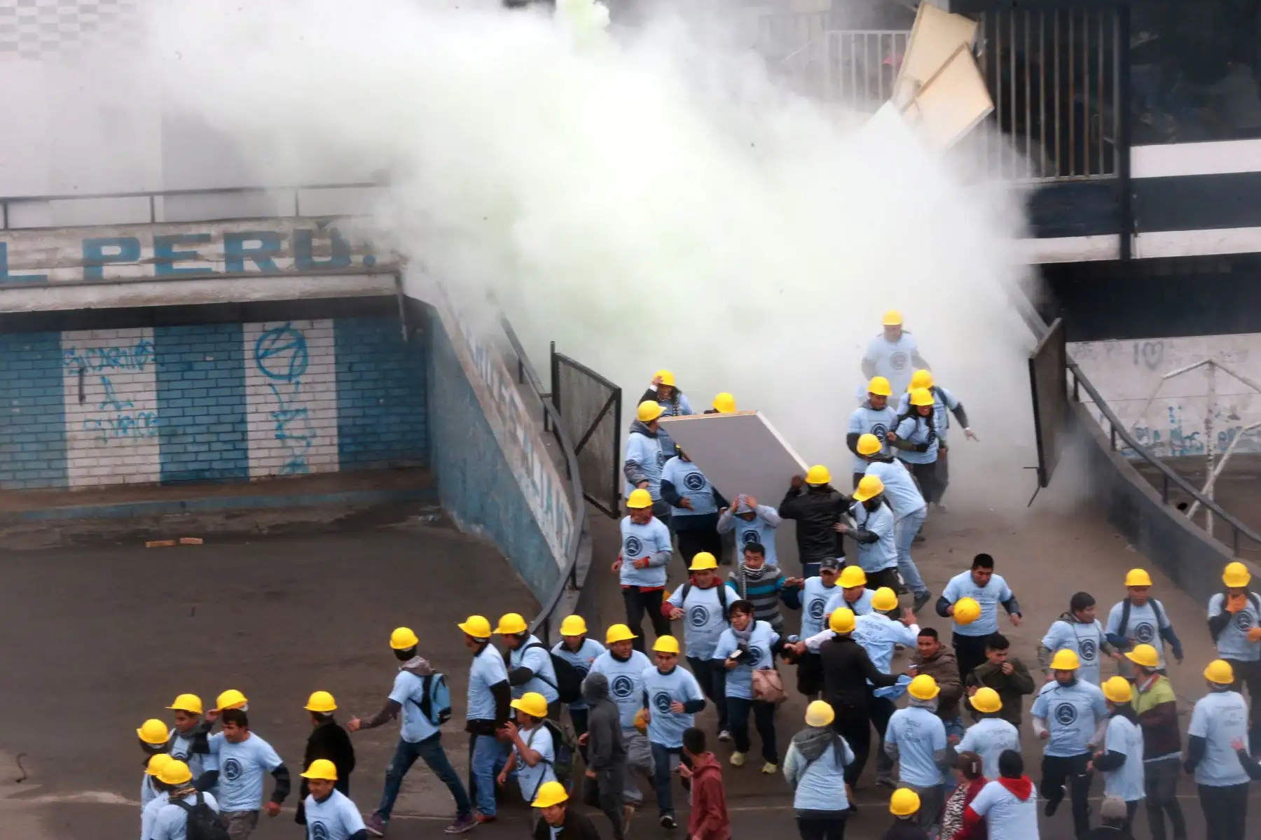 Grupo evangélico tomó posesión de la explanada del Matute, estadio de Alianza Lima. La Policía Nacional y Fiscalía ya se encuentran en el lugar. Foto: ANDINA/Norman Córdova