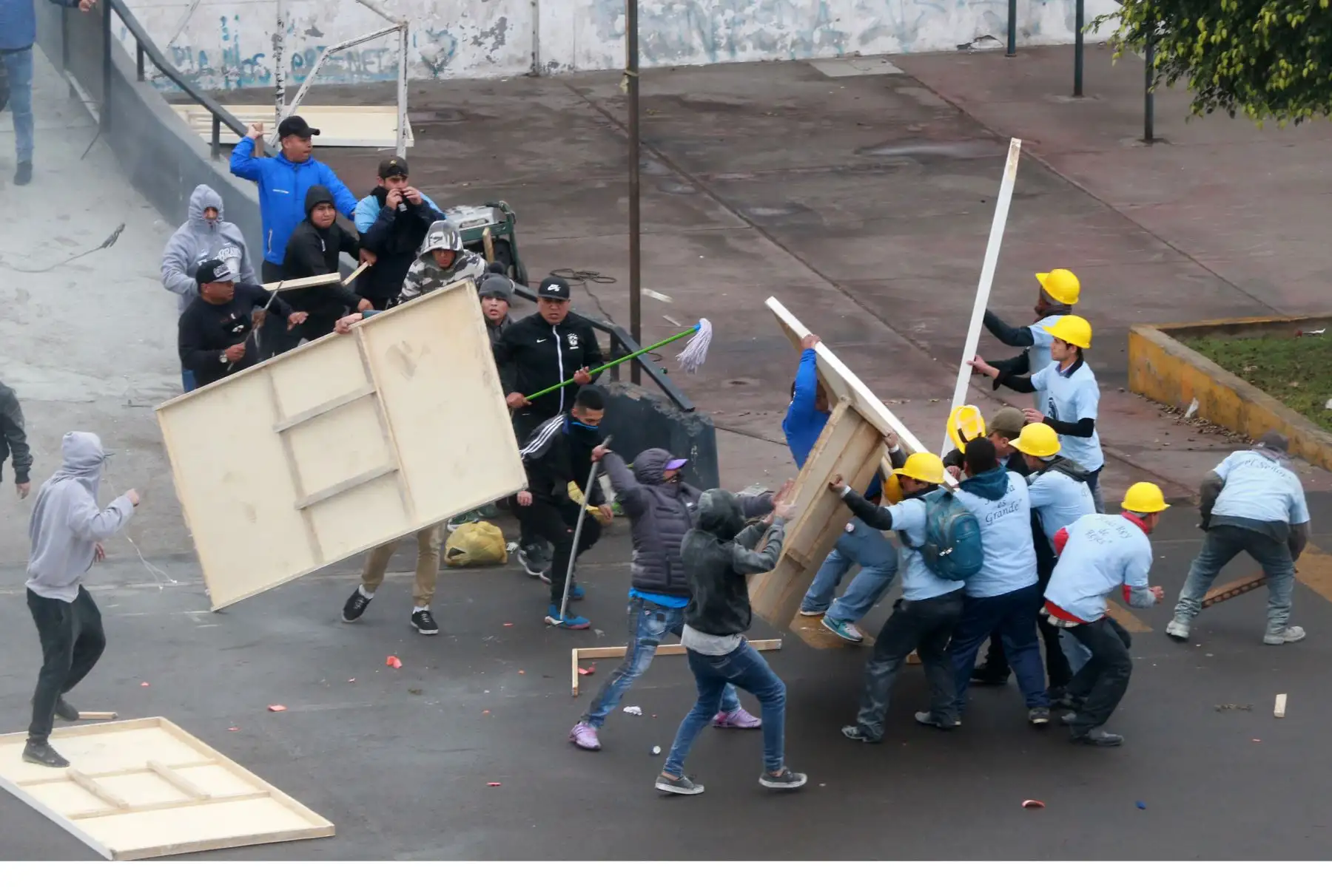 Grupo evangélico tomó posesión de la explanada del Matute, estadio de Alianza Lima. La Policía Nacional y Fiscalía ya se encuentran en el lugar. Foto: ANDINA/Norman Córdova