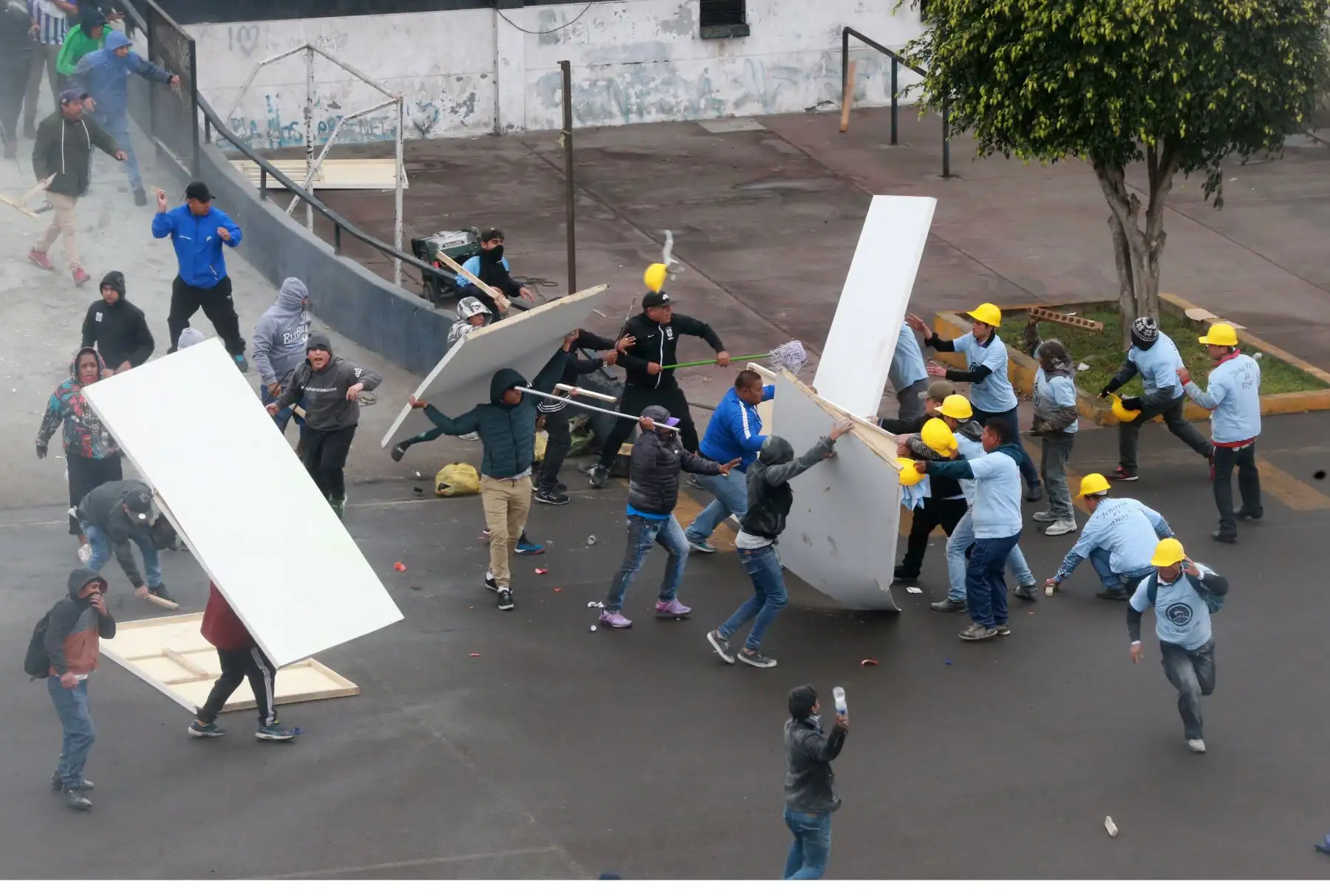 Grupo evangélico tomó posesión de la explanada del Matute, estadio de Alianza Lima. La Policía Nacional y Fiscalía ya se encuentran en el lugar. Foto: ANDINA/Norman Córdova
