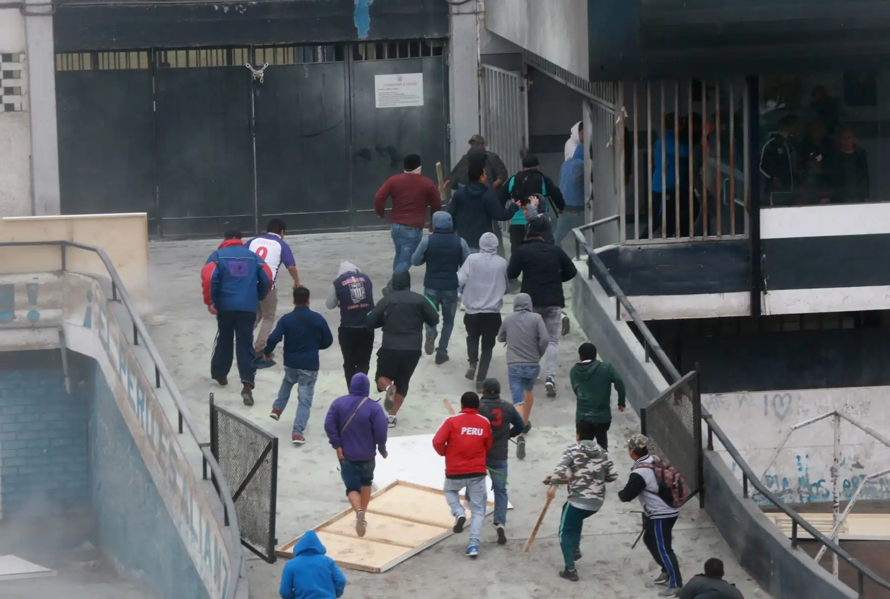 Grupo evangélico tomó posesión de la explanada del Matute, estadio de Alianza Lima. La Policía Nacional y Fiscalía ya se encuentran en el lugar. Foto: ANDINA/Norman Córdova